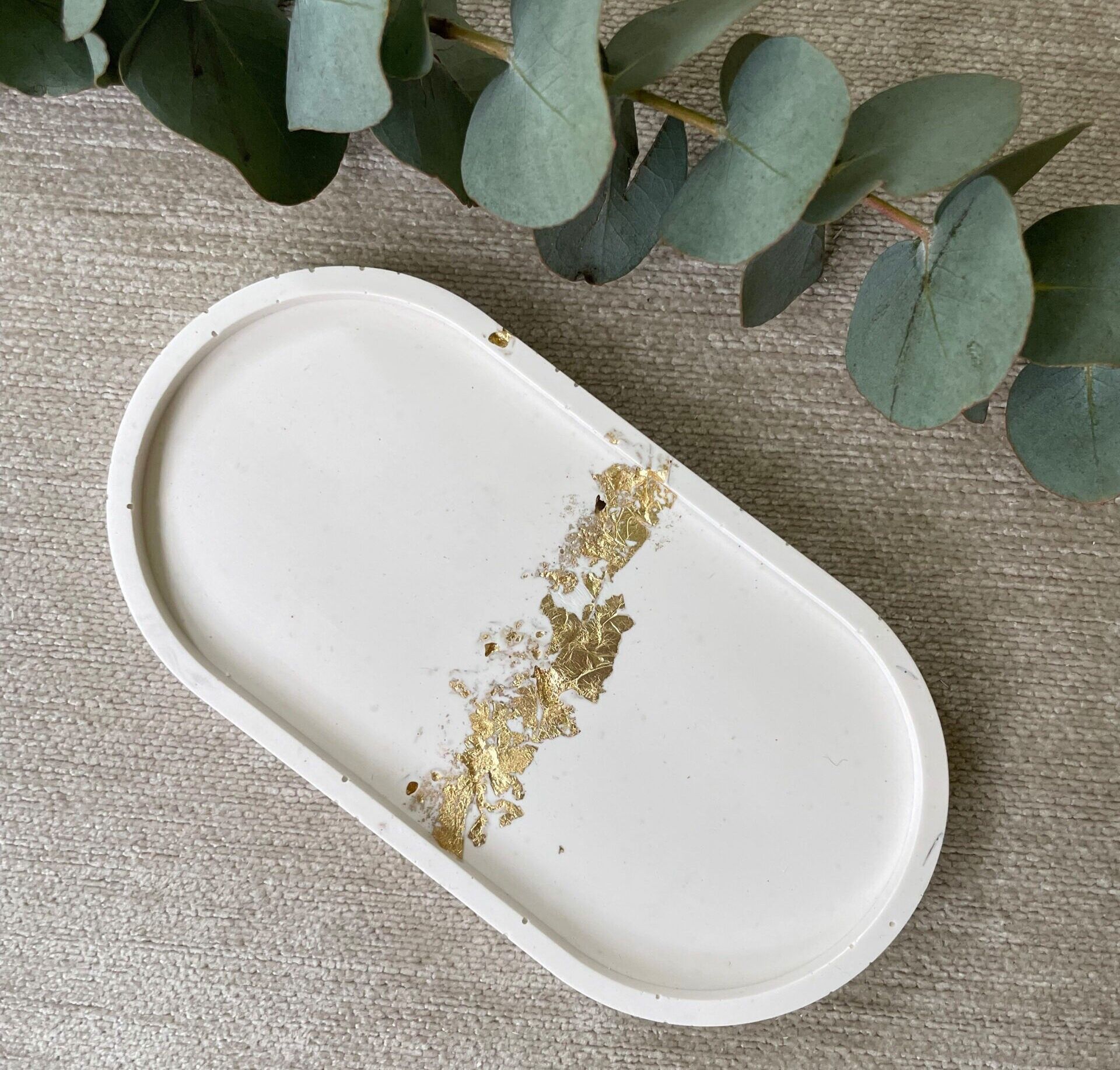 Ovales Tablett in Weiß und Gold