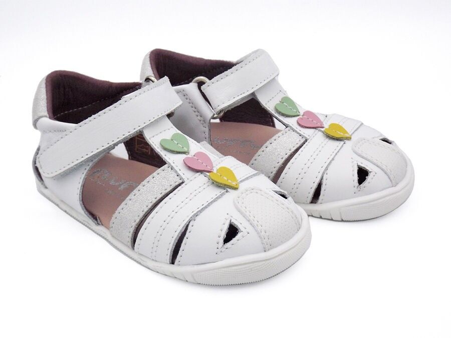 Fluffy One – Weiße Ledersandalen mit Herzen