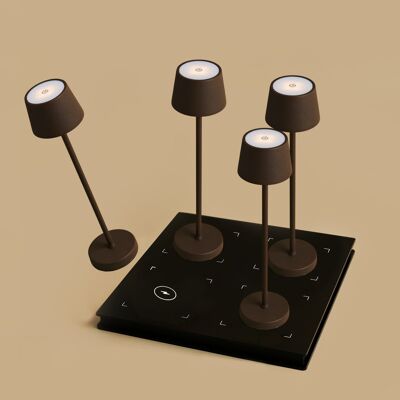 Combi Set – 4 x Vondel Mini Mocha Brown Oplaadbare Tafellampen & 1 x Amstel Draadloos Oplaadstation met Qi-technologie– Perfect voor Restaurants, Horeca en Hotels