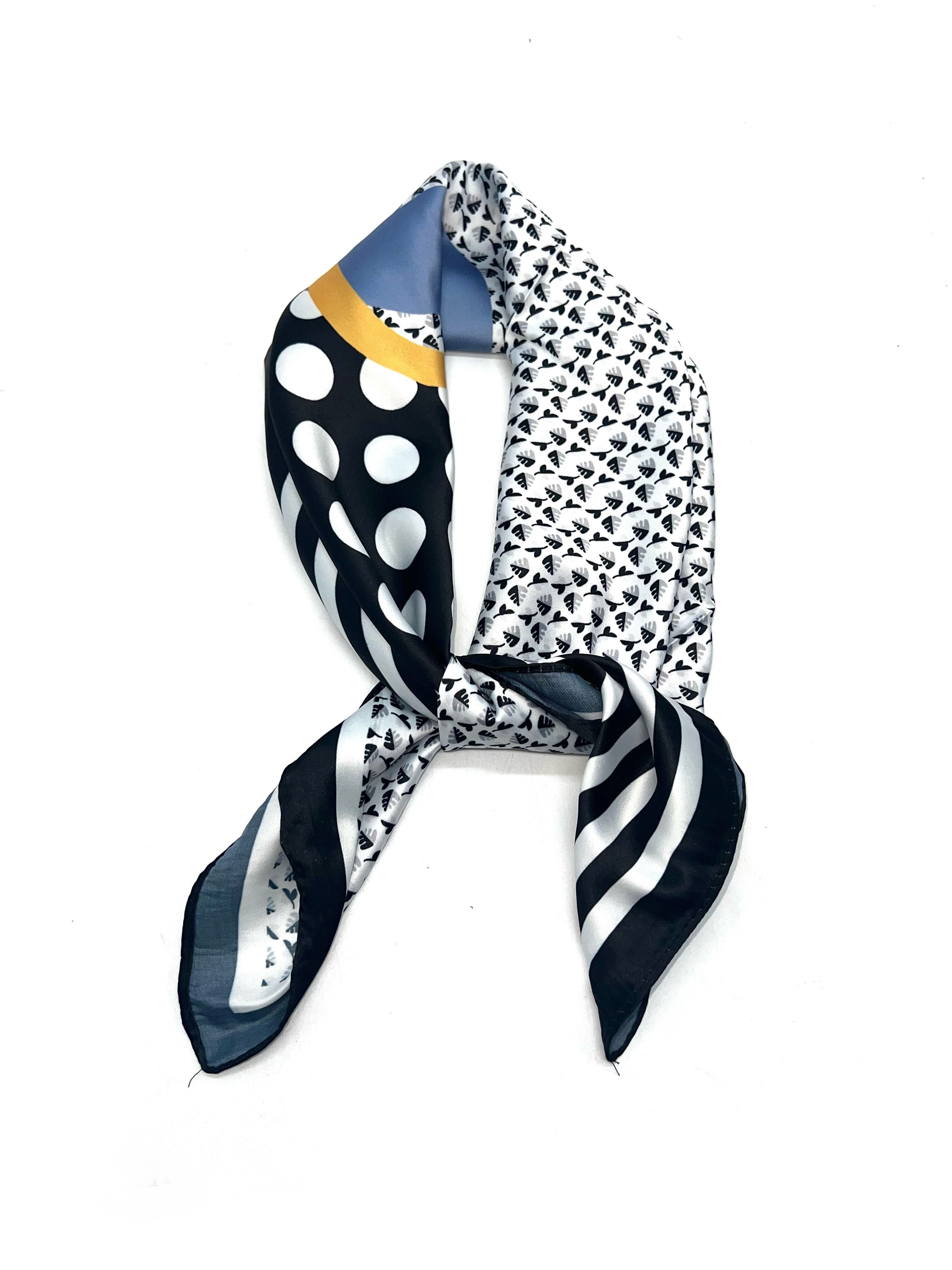 Pequeñas bufandas cuadradas de colores