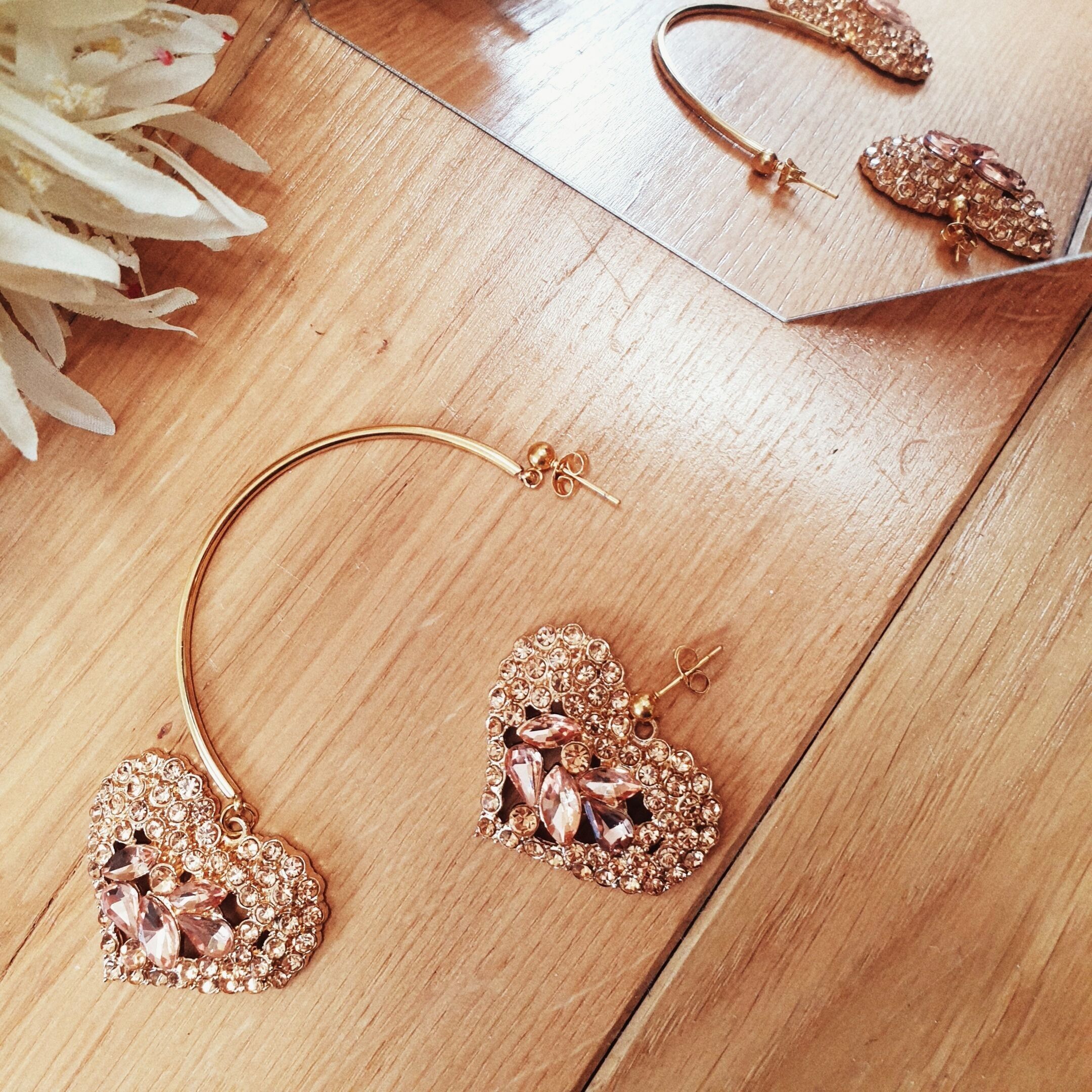 Orecchini asimmetrici Paola, acciaio inossidabile placcato oro e strass rosa