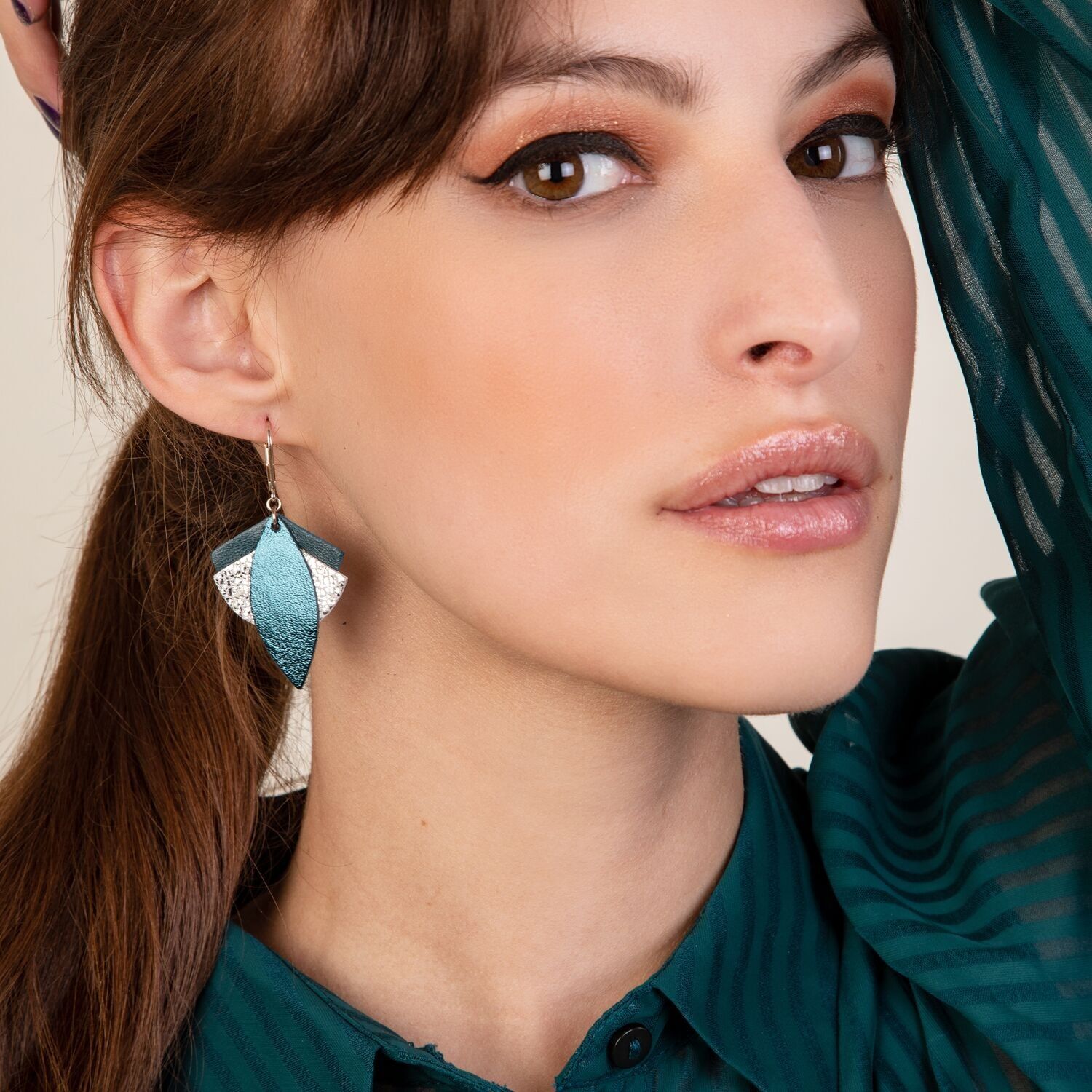 Orecchini in pelle LOTUS blu petrolio