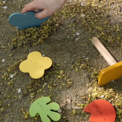 Juego de playa de madera con flores