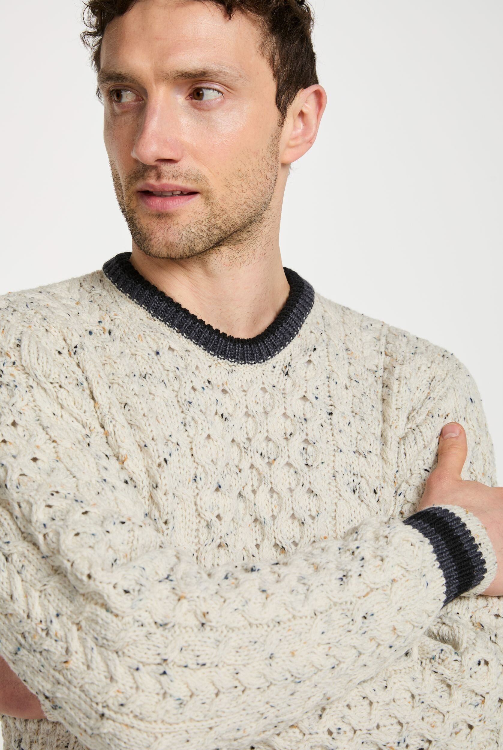 Inishbeg Herren-Merino-Aran-Pullover mit Streifenmuster und Rundhalsausschnitt – Cremeweiß