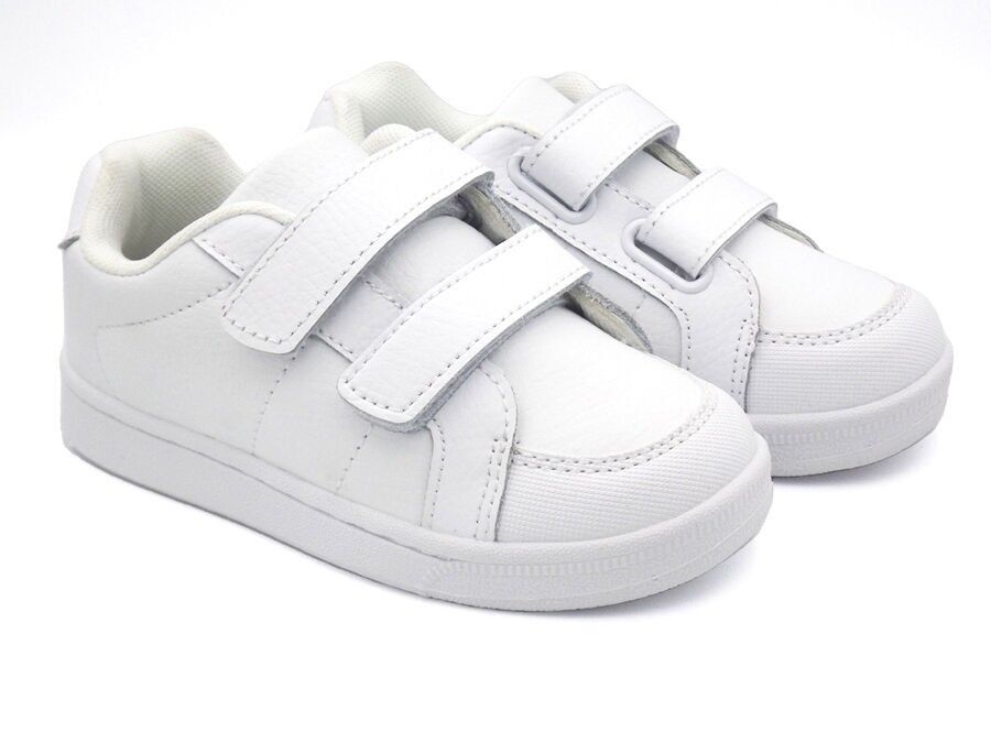 Chaussure de sport blanche pour l'école