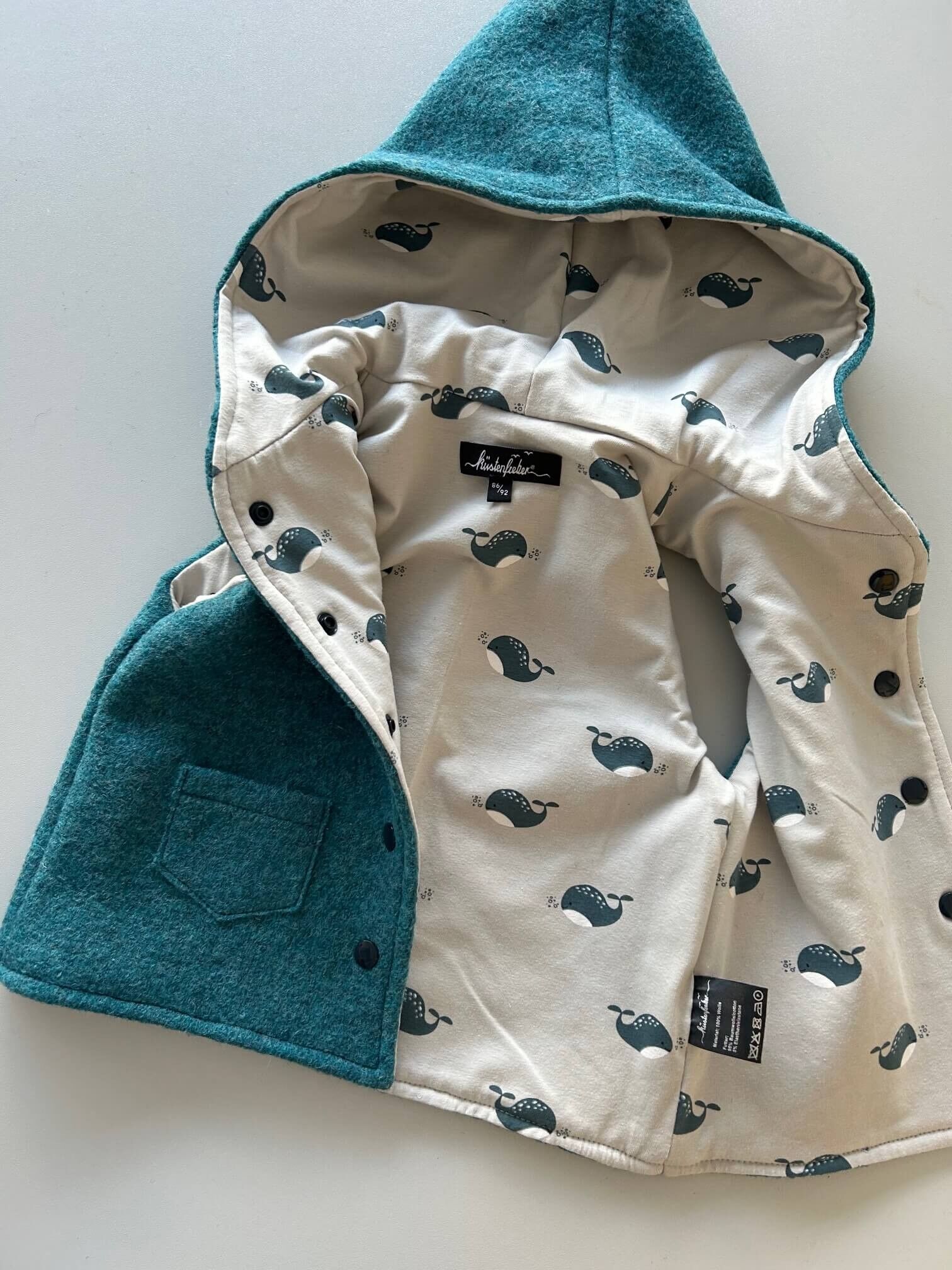 Chaleco de paseo en color petróleo con diseño de ballena, chaleco de paseo de lana para bebés y niños