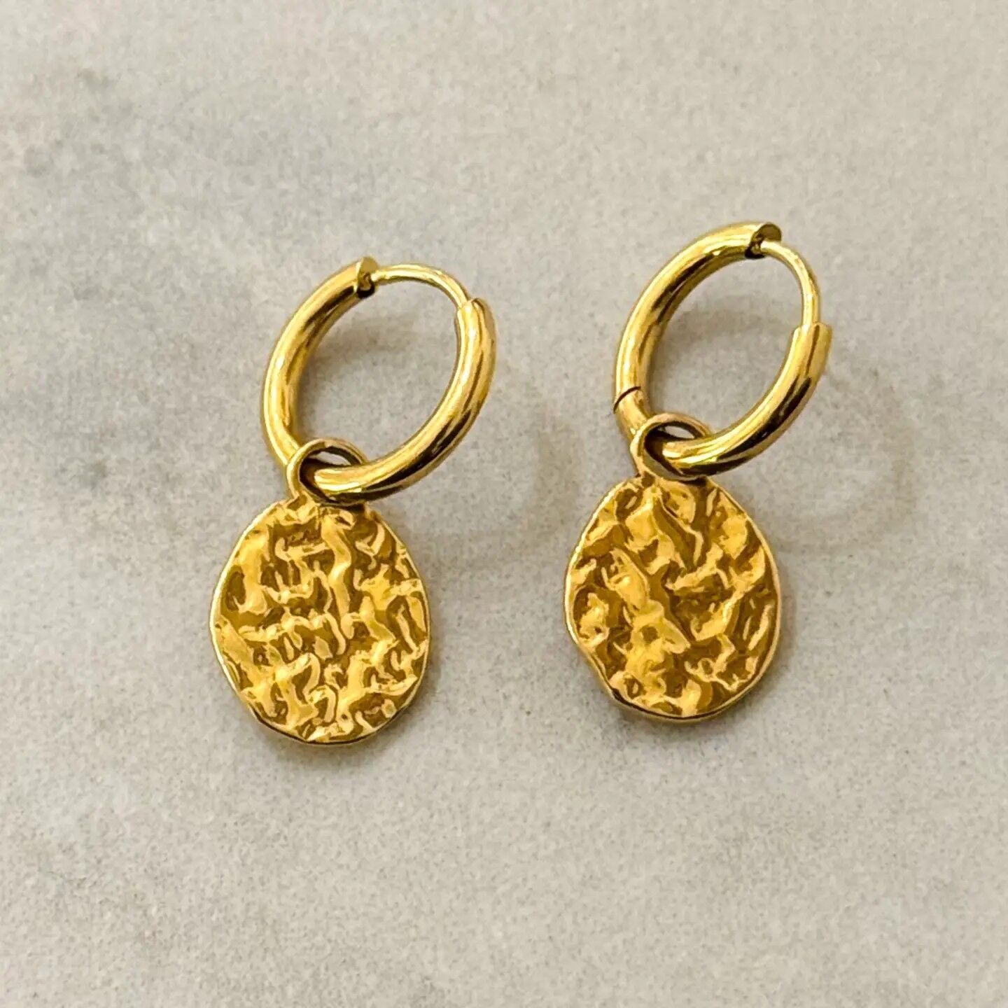 Orecchini a cerchio geometrici minimali