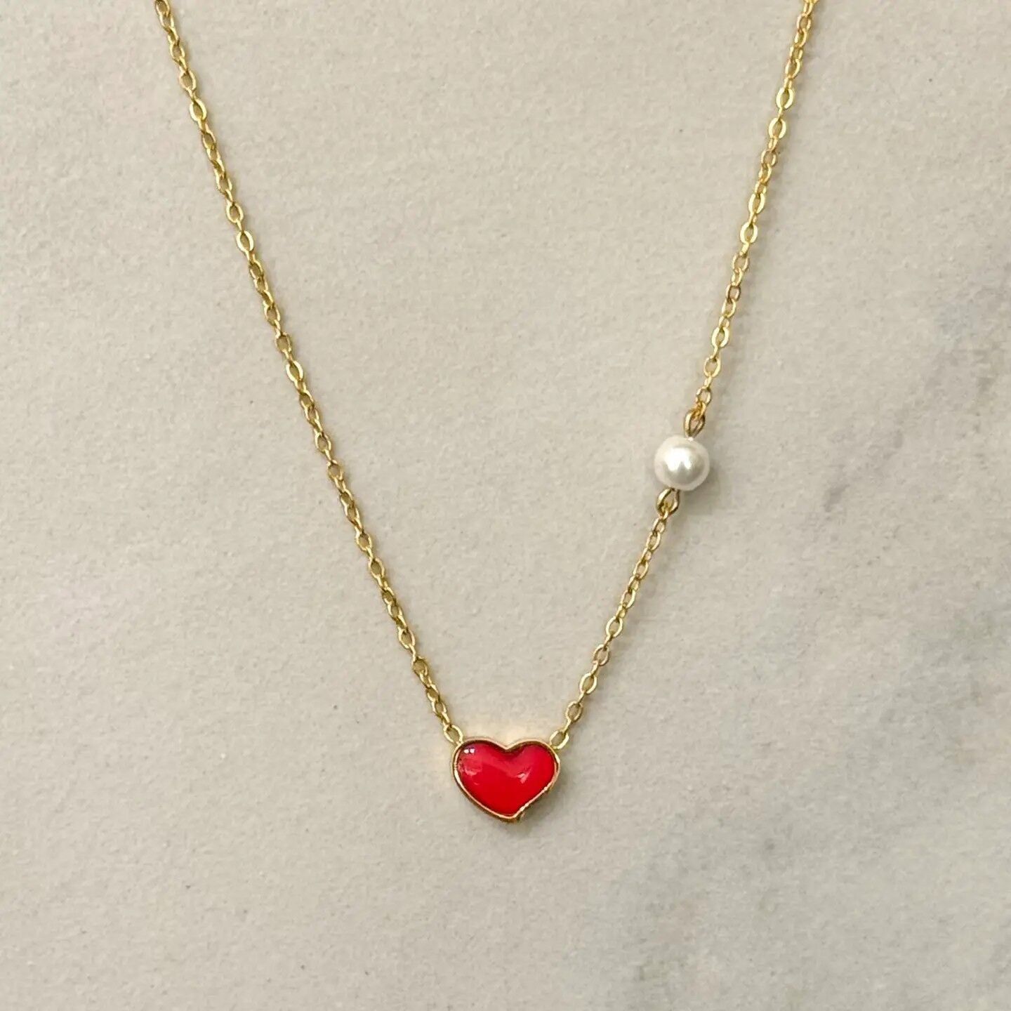 Collana con cuore in smalto rosso con dettaglio di perle