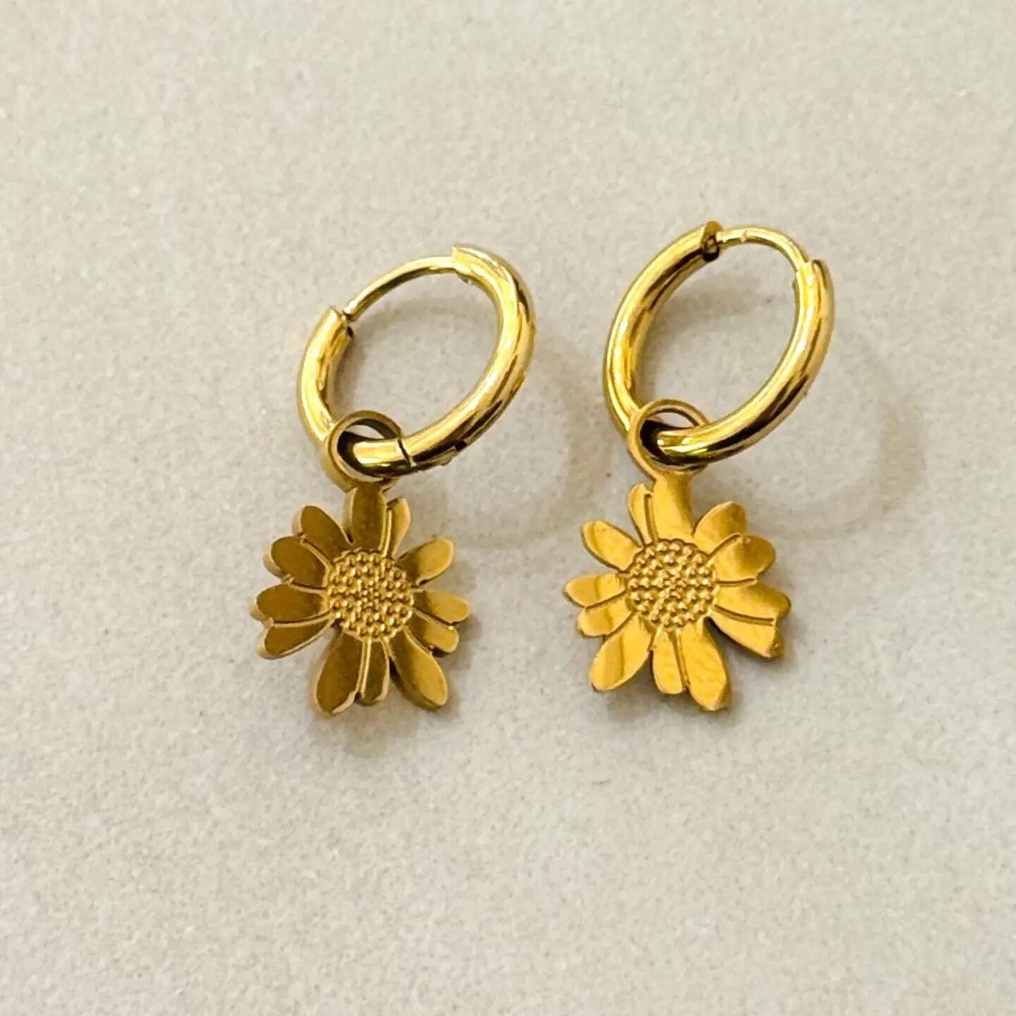 Minimalistische Creolen mit Blumenmuster