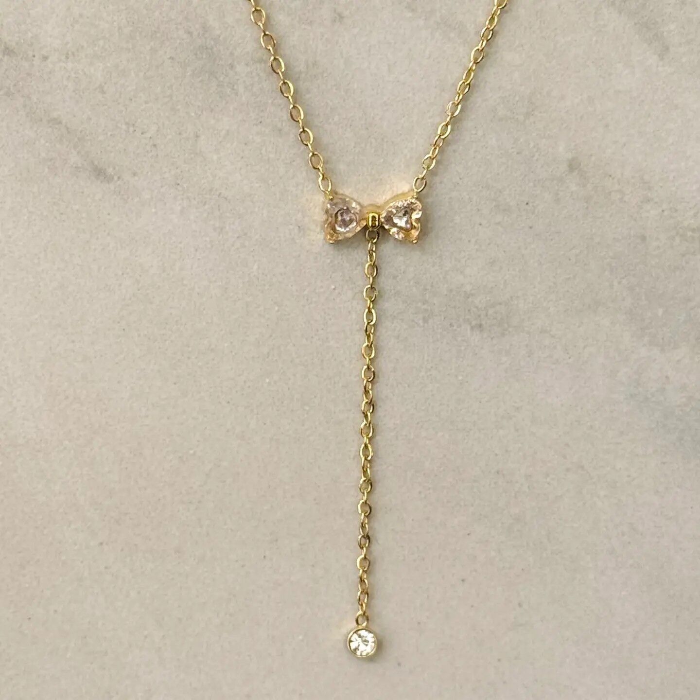 Collana fiocco minimale con zirconi bianchi