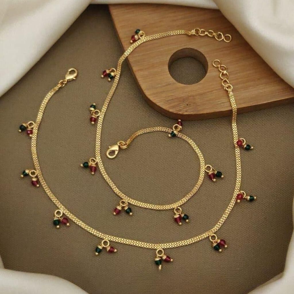 Cavigliera indiana Payal con perline rosse e verdi in ottone dorato