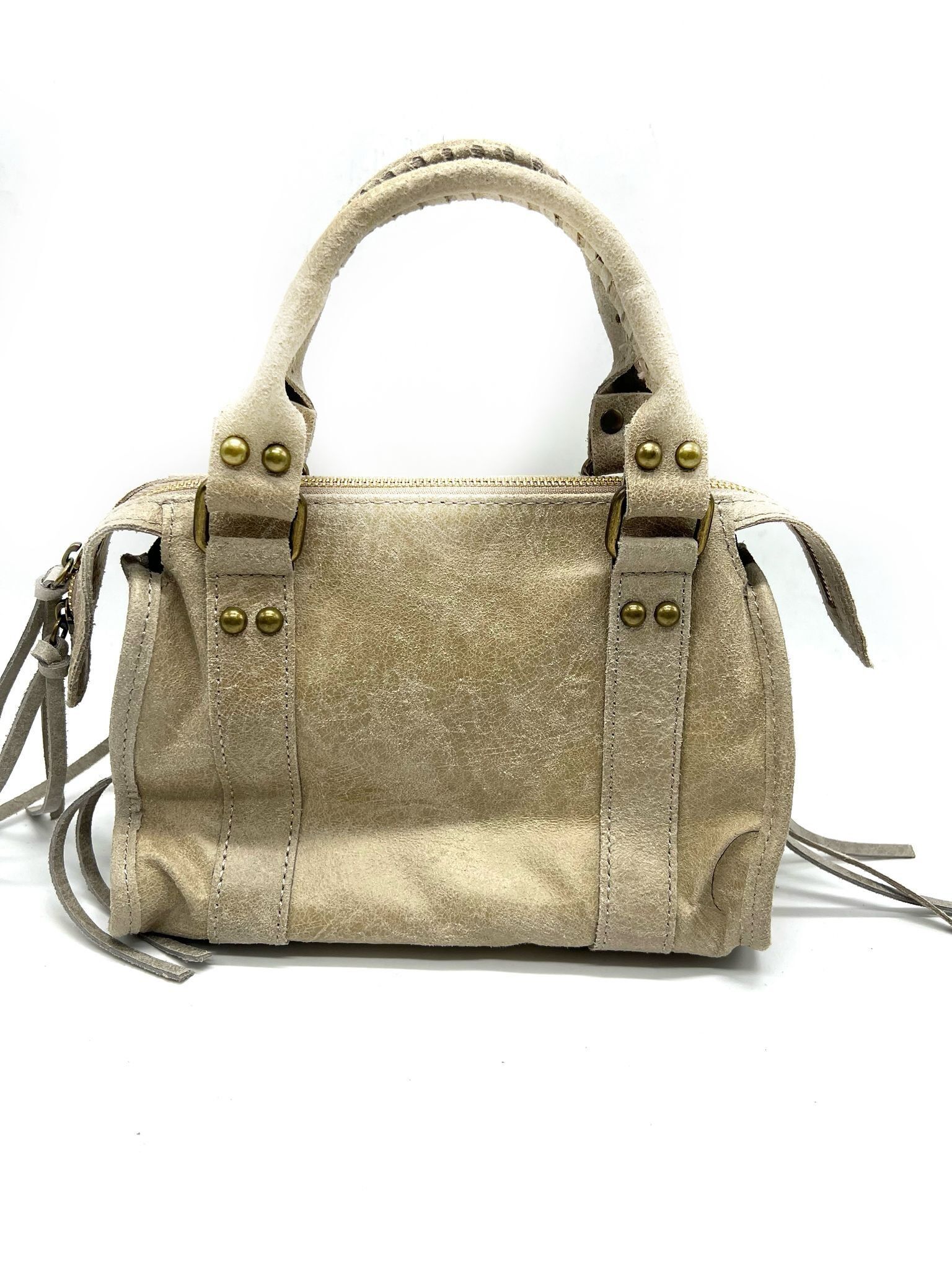 Boston Handtasche aus Rindsleder – in der Hand und über der Schulter getragen