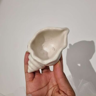 Olla de concha pequeña de Jesmonite hecha a mano