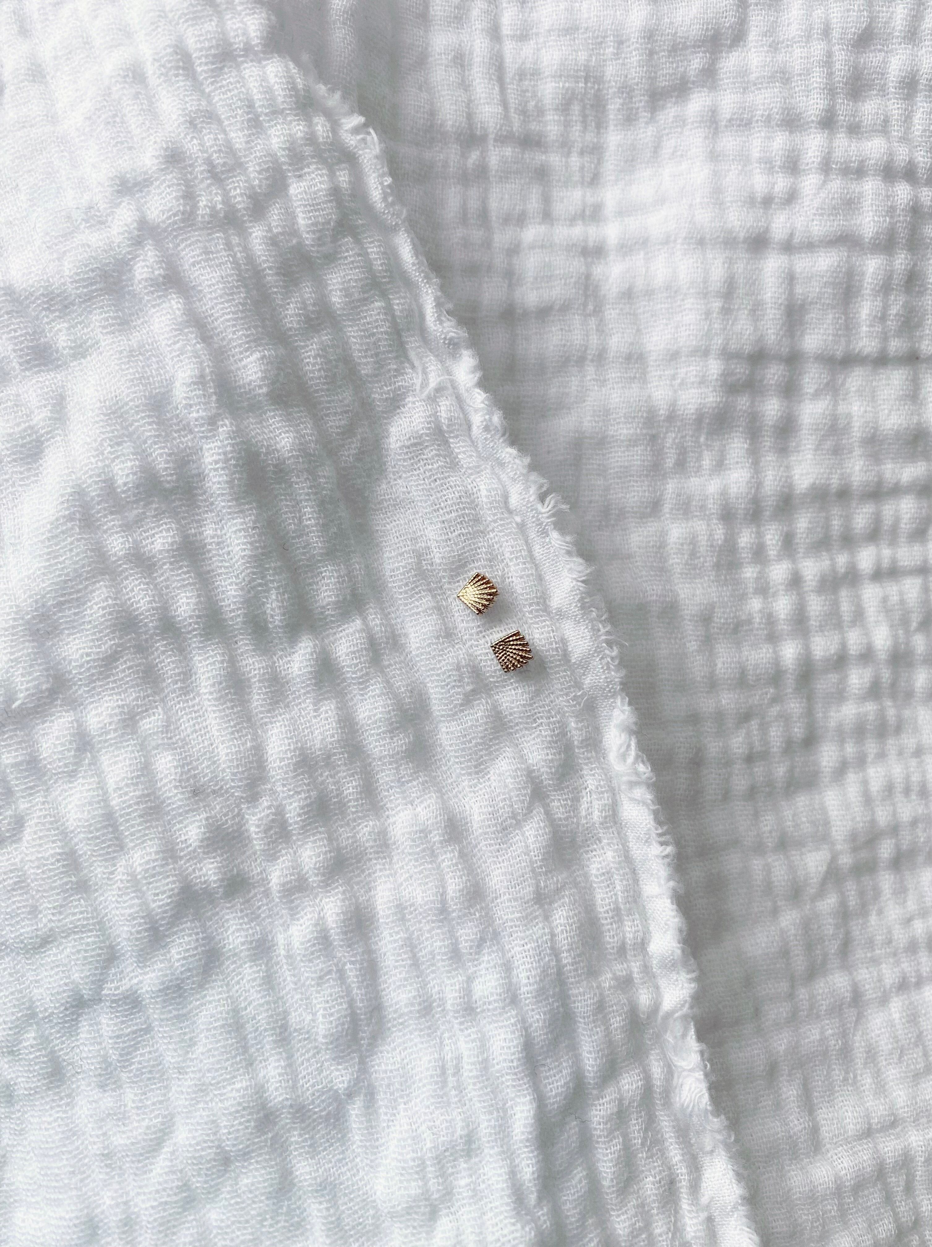 Orecchino di conchiglia dorata