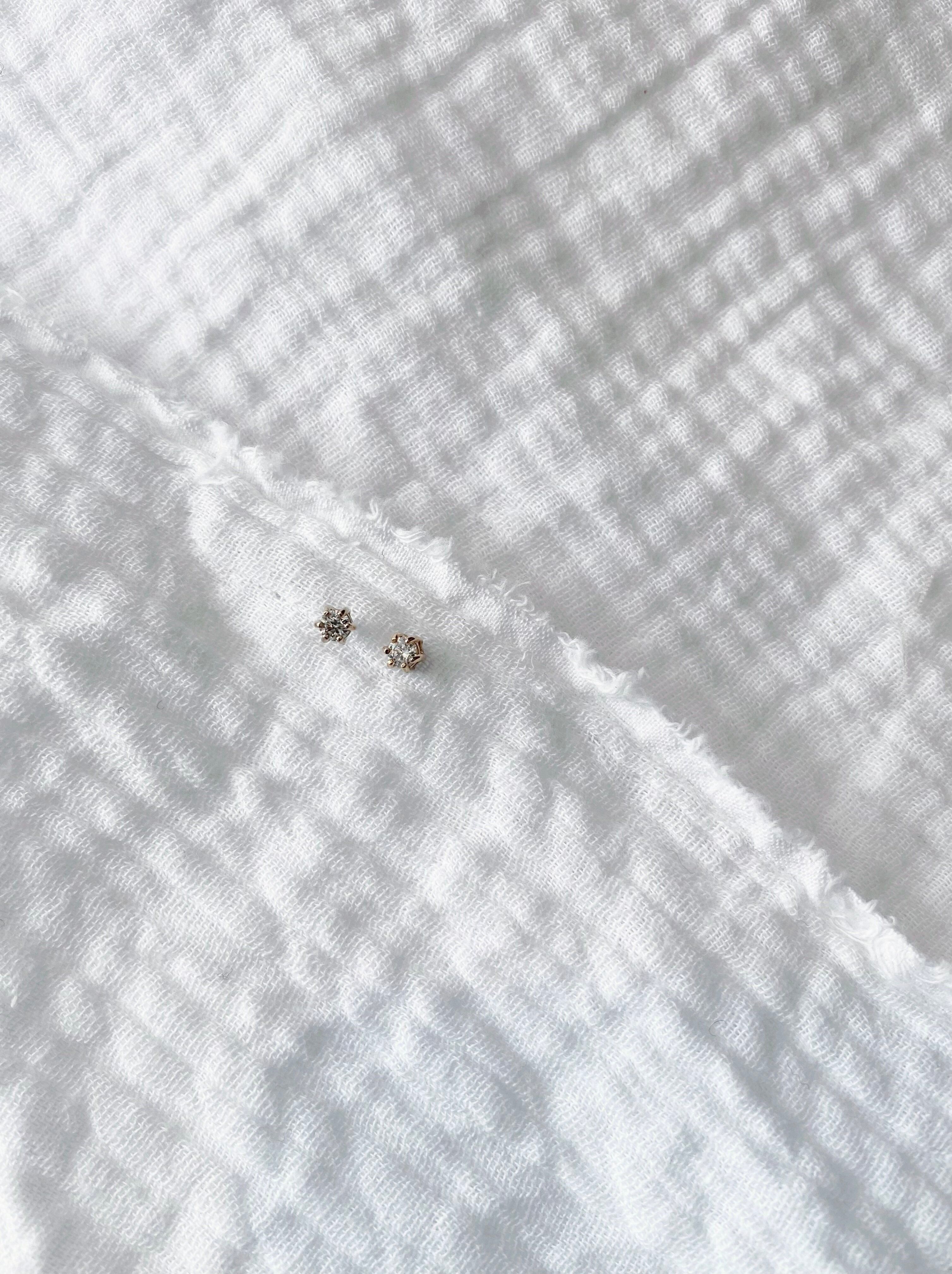 Orecchino di polvere d'oro