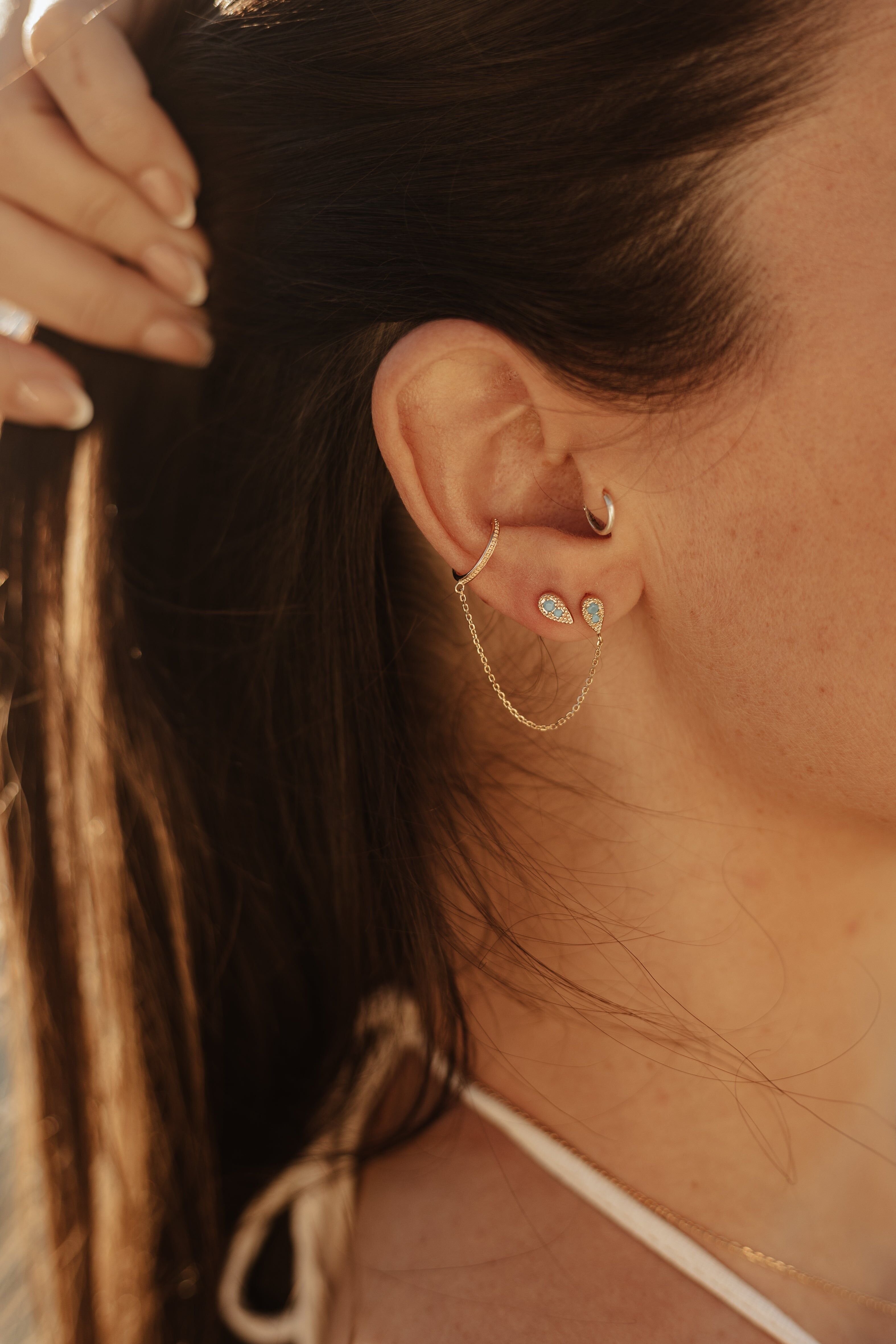 Orecchino in oro blu a punta