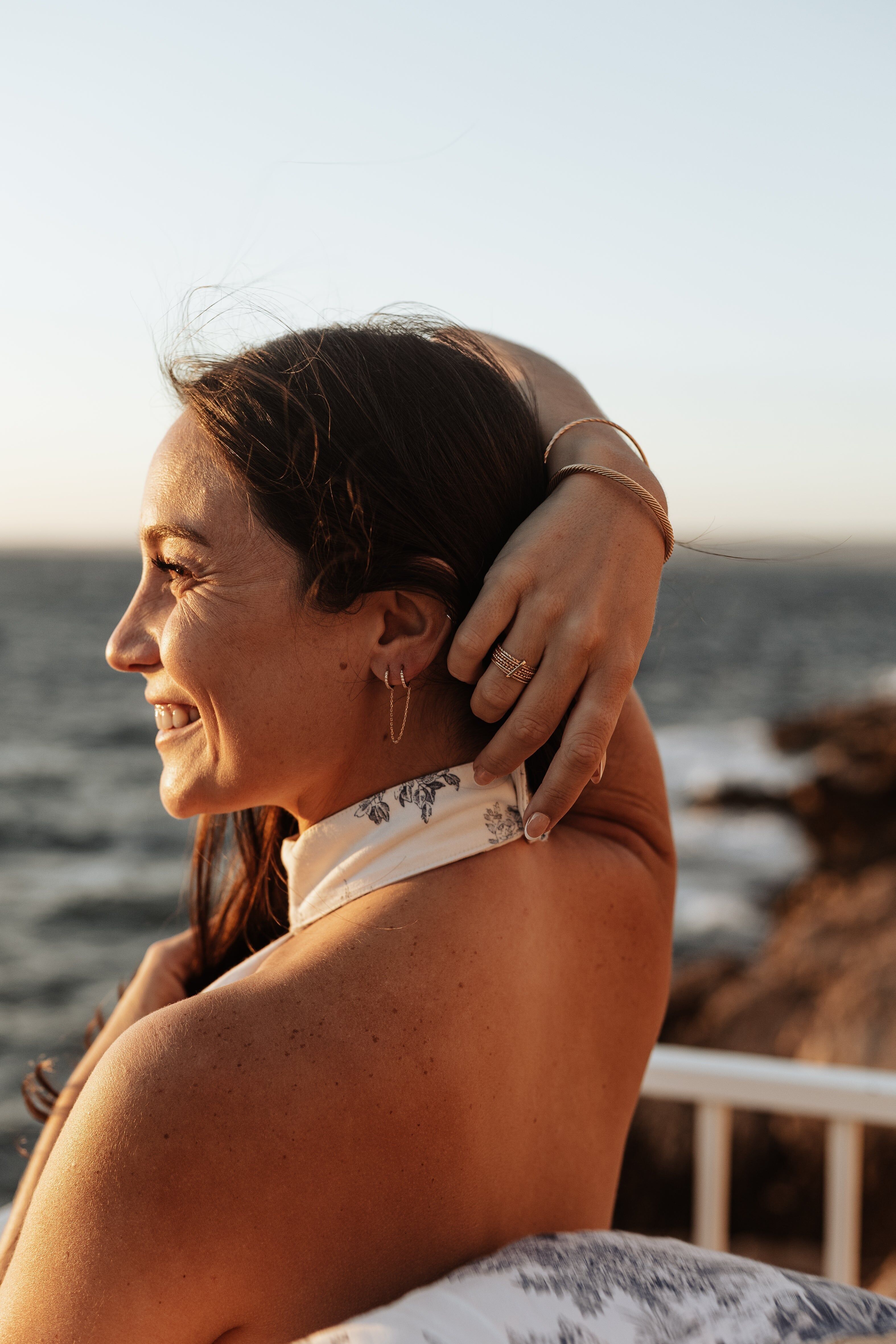 Doppie fibbie bianche: oro e argento