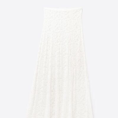 Falda larga de encaje blanco con diseño floral.