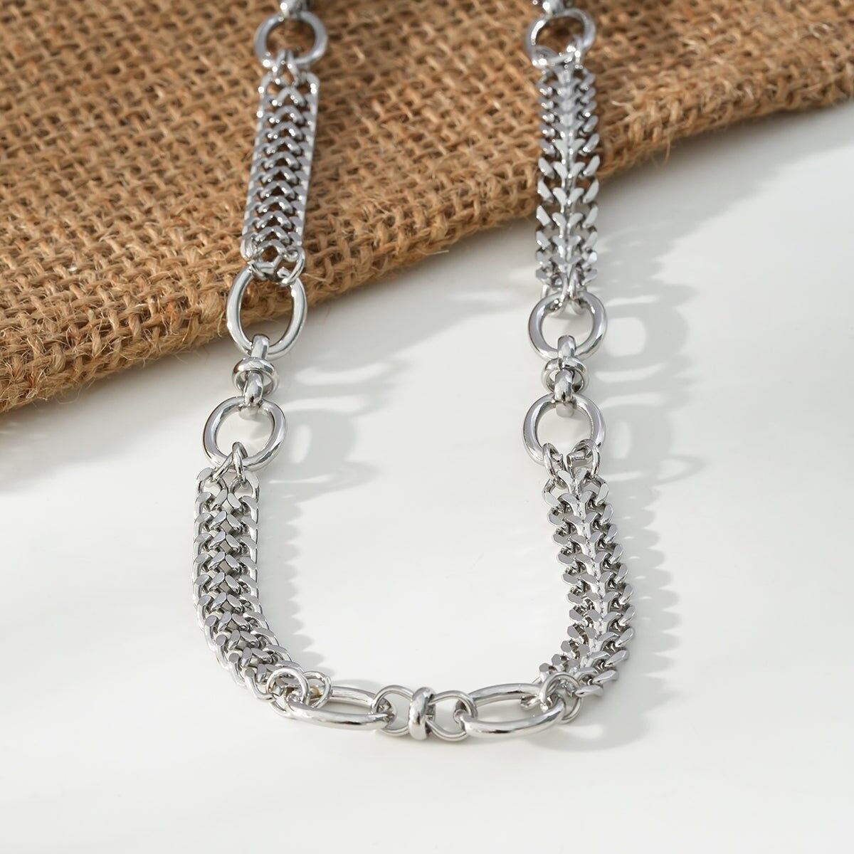 Silberne Halskette mit doppelten Kettengliedern und mehreren großen Gliedern