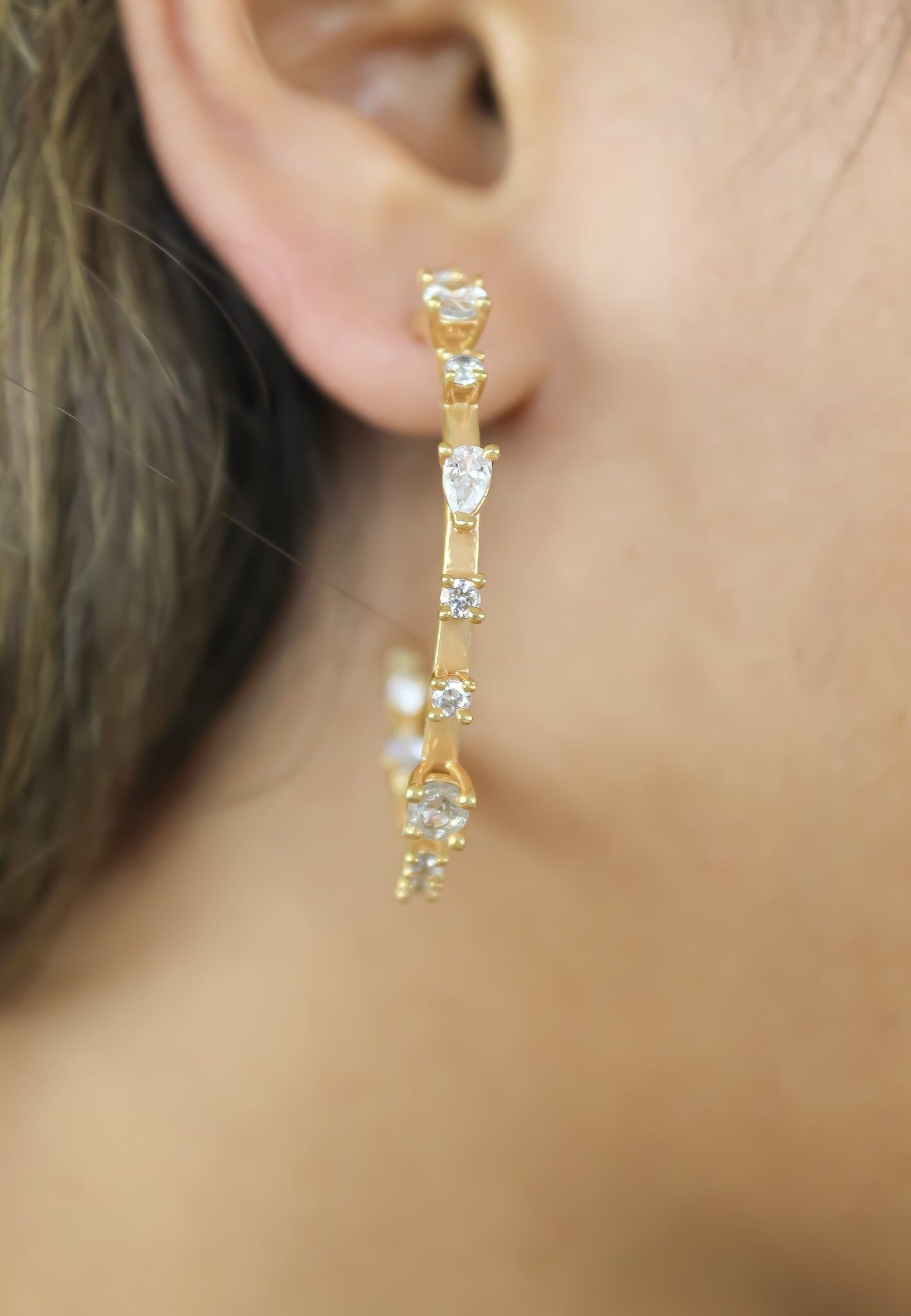 Orecchini a cerchio con angelo