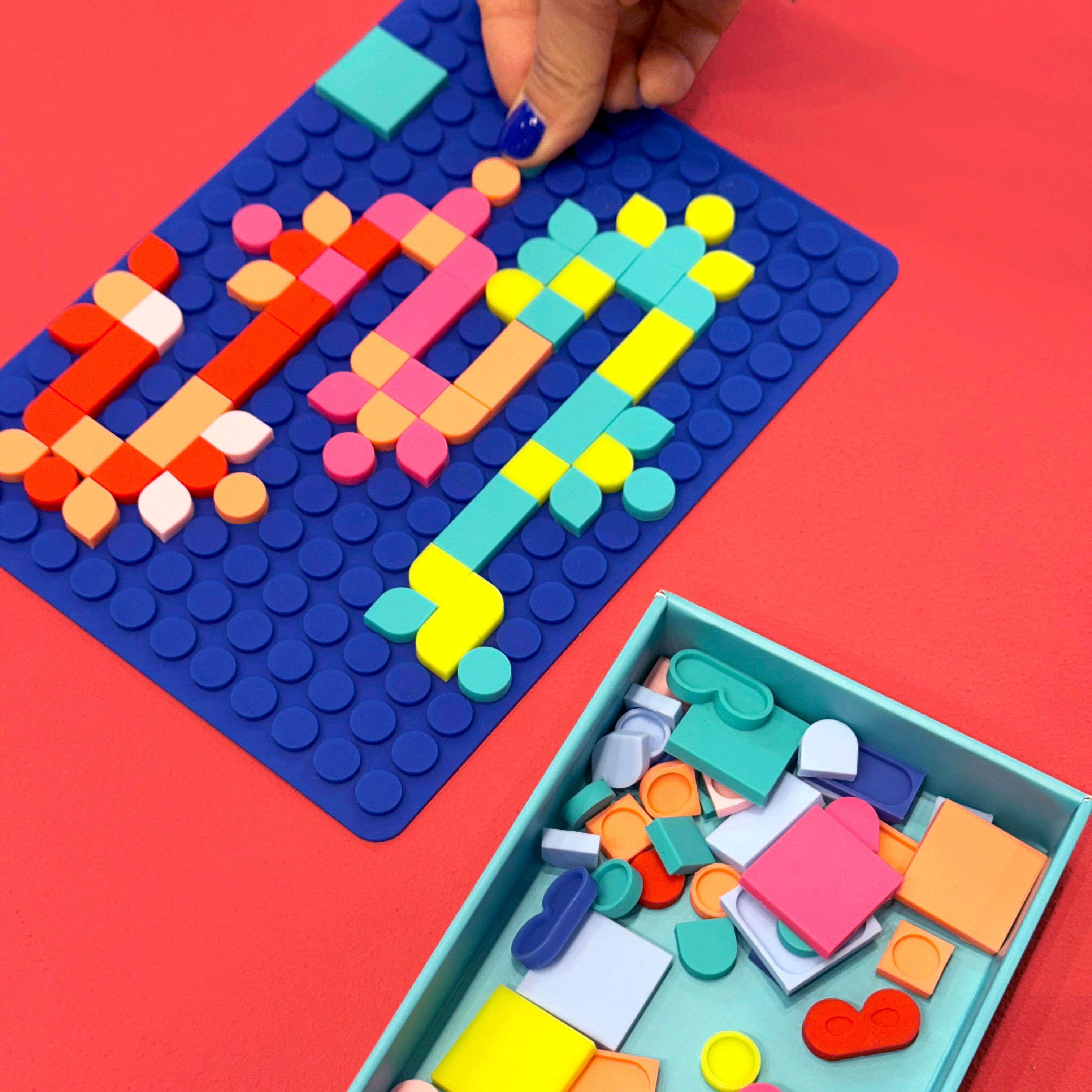 SILIPOP BLUE CLIP-ON MOSAIC GAME - MOSAIC ART - ENDLESSLY COLORFUL CREATIONS