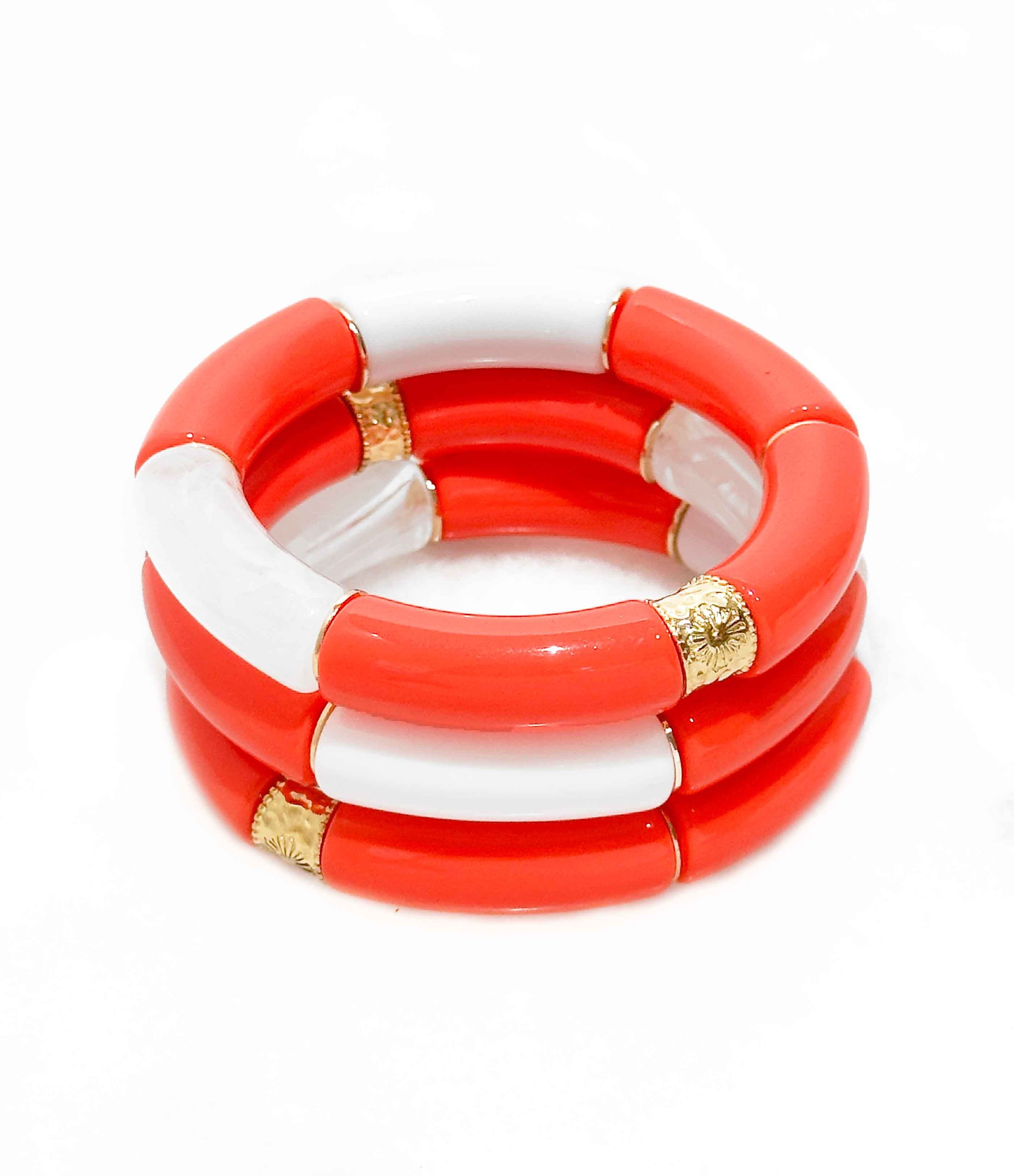 Braccialetto elastico alla moda con tubi in acrilico e perline piatte in ottone dorato con oro fino 14K