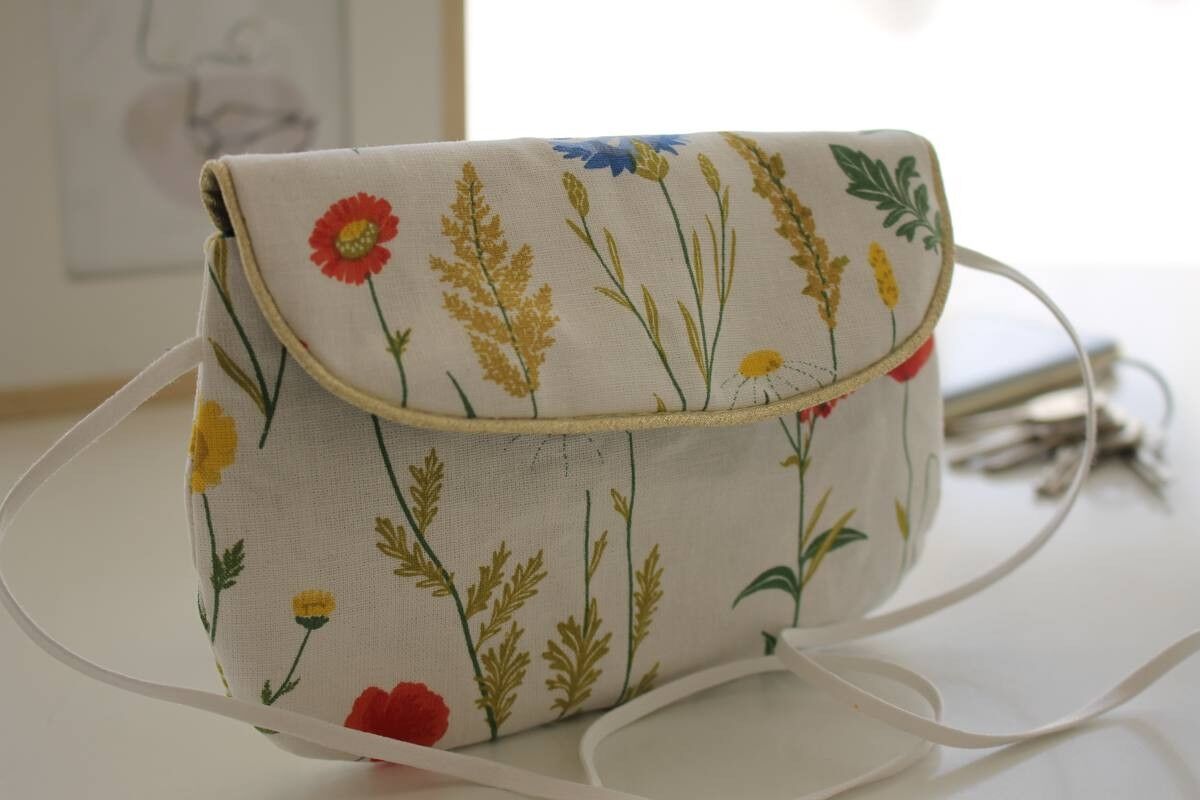 Borsa a tracolla con fiori di campo