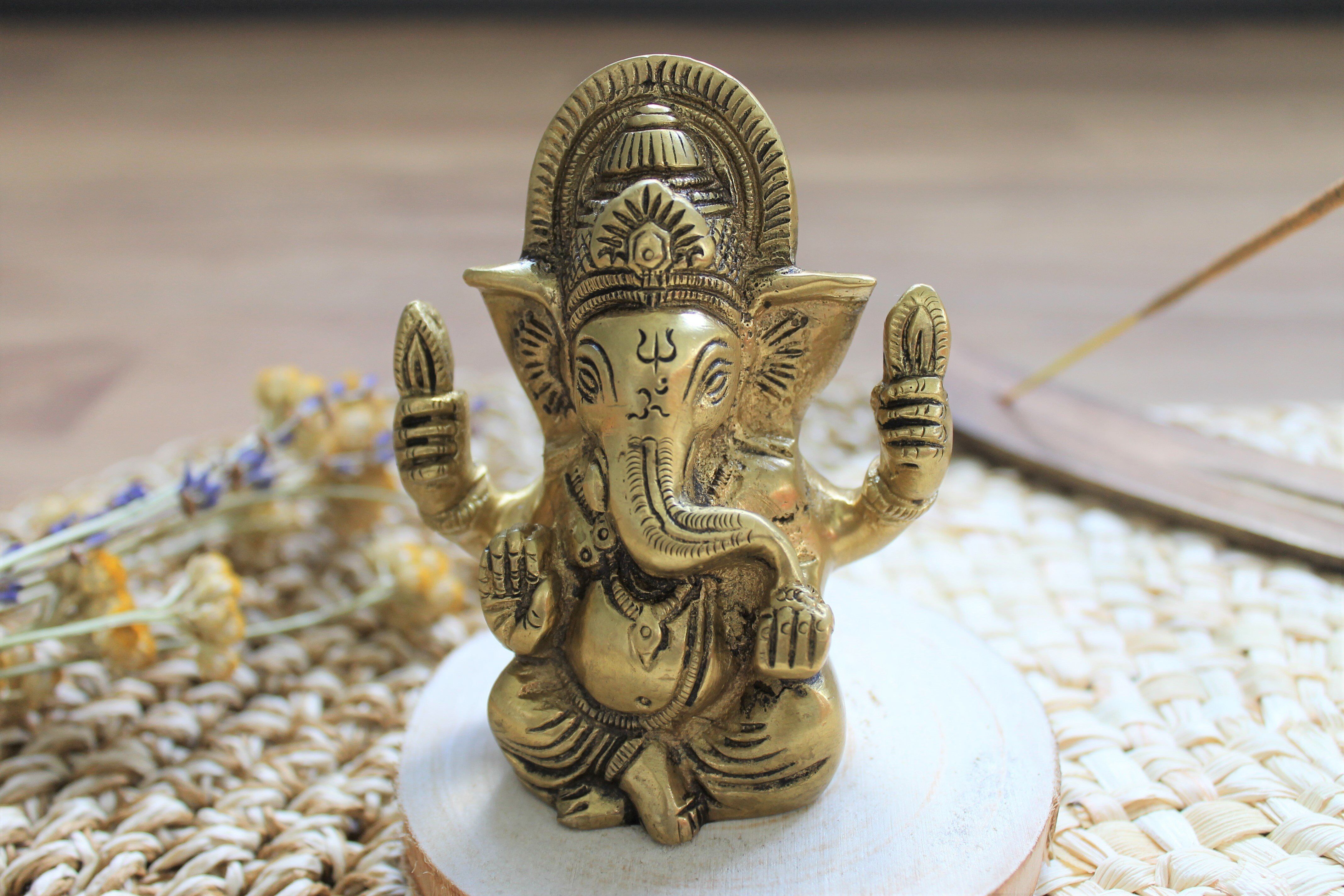 Statuetta di Ganesh seduto in ottone placcato oro opaco 9.2 CM