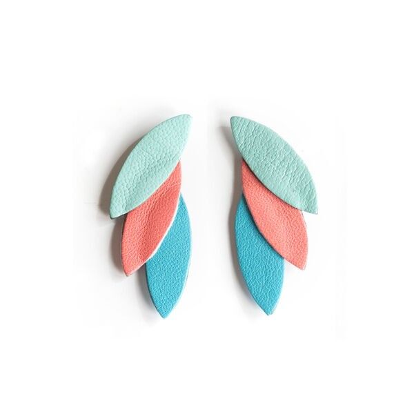 Orecchini a bottone a 3 petali in pelle color menta, rosa nasturzio e azzurro cielo