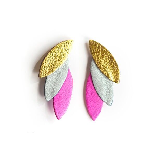 Orecchini a bottone a 3 petali in pelle color chartreuse metallizzata, opalino perlato, rosa brillante