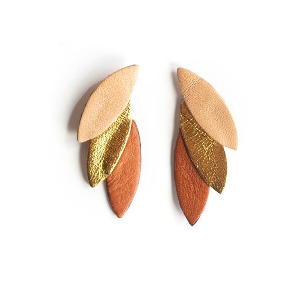 Orecchini a bottone a 3 petali in pelle beige, oro e marrone