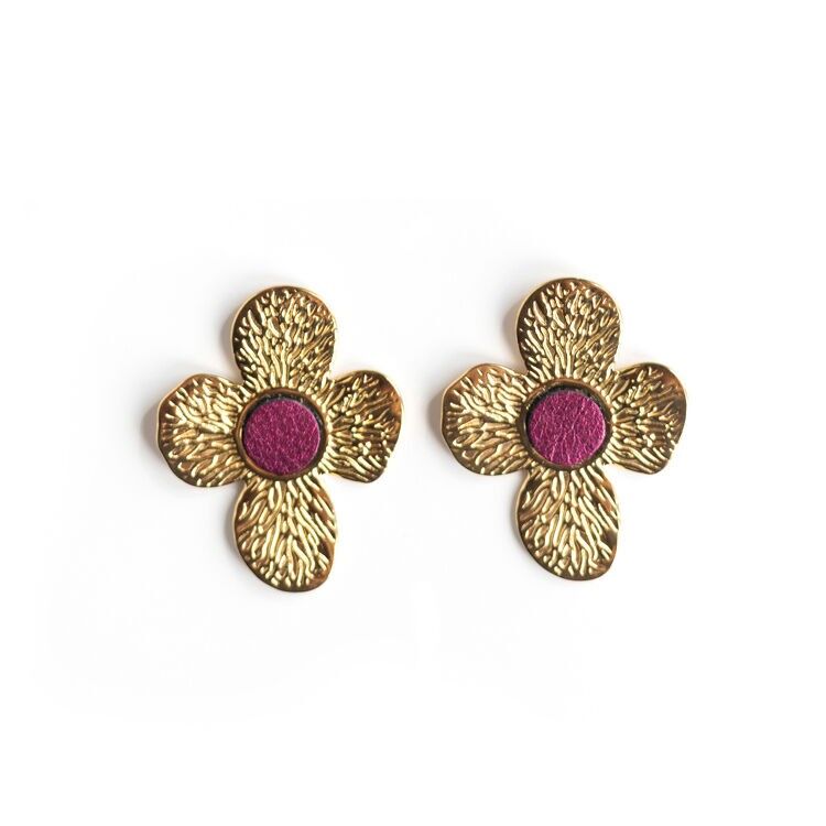 Orecchini a bottone a forma di fiore in acciaio placcato oro e pelle metallizzata color lampone