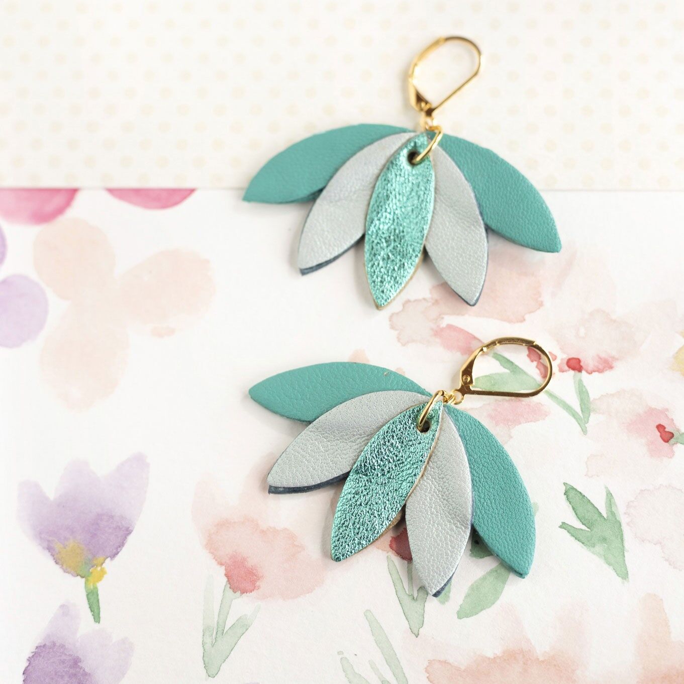 Orecchini Palma - pelle blu laguna, opalino perlato, turchese metallizzato