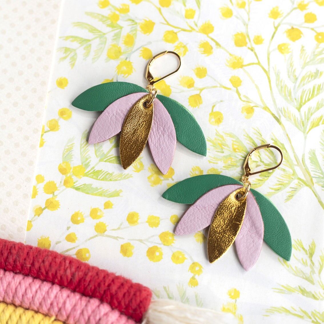 Orecchini a forma di palma - pelle verde malachite, rosa confetto, oro