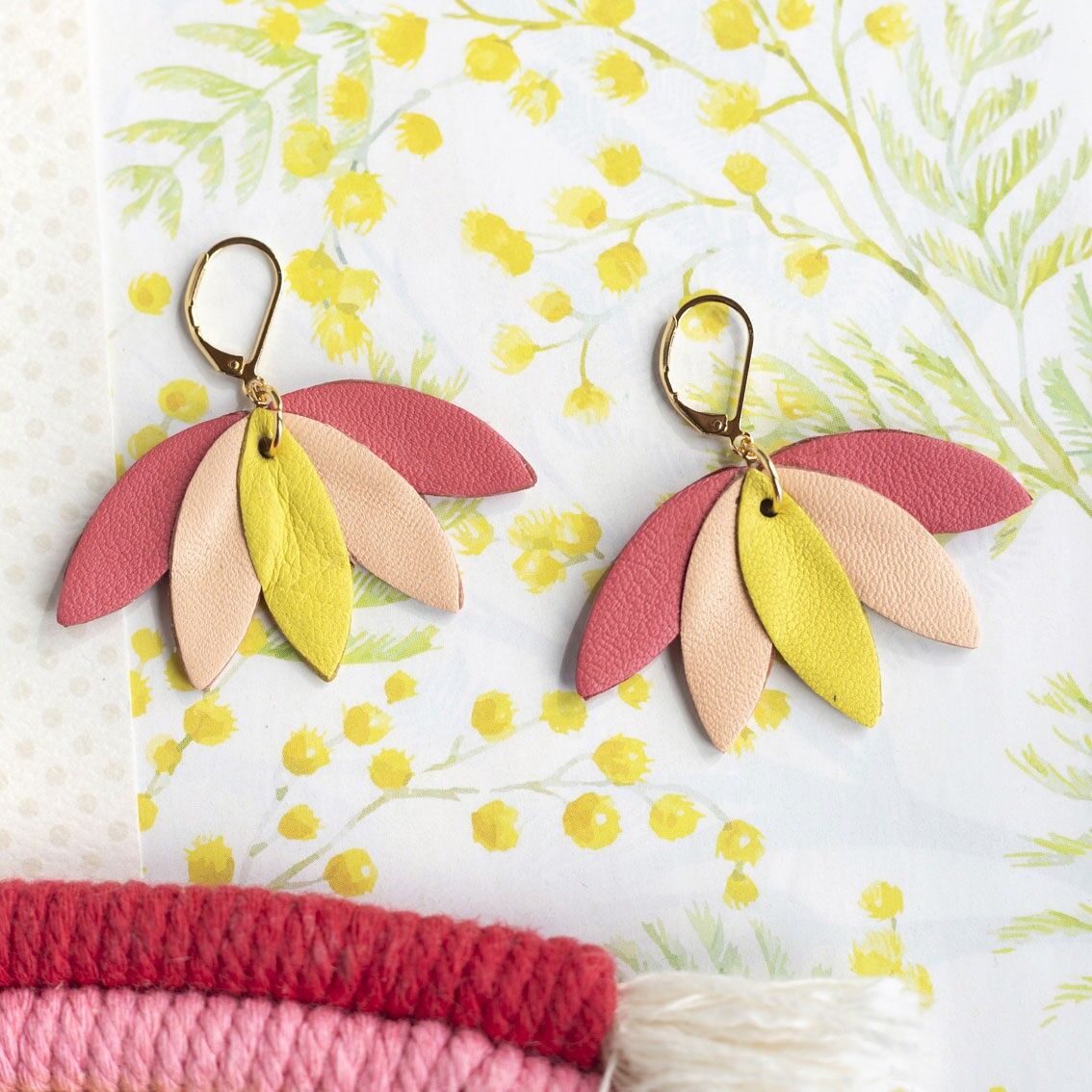 Orecchini Palma - pelle cremisi, beige rosato, gialla