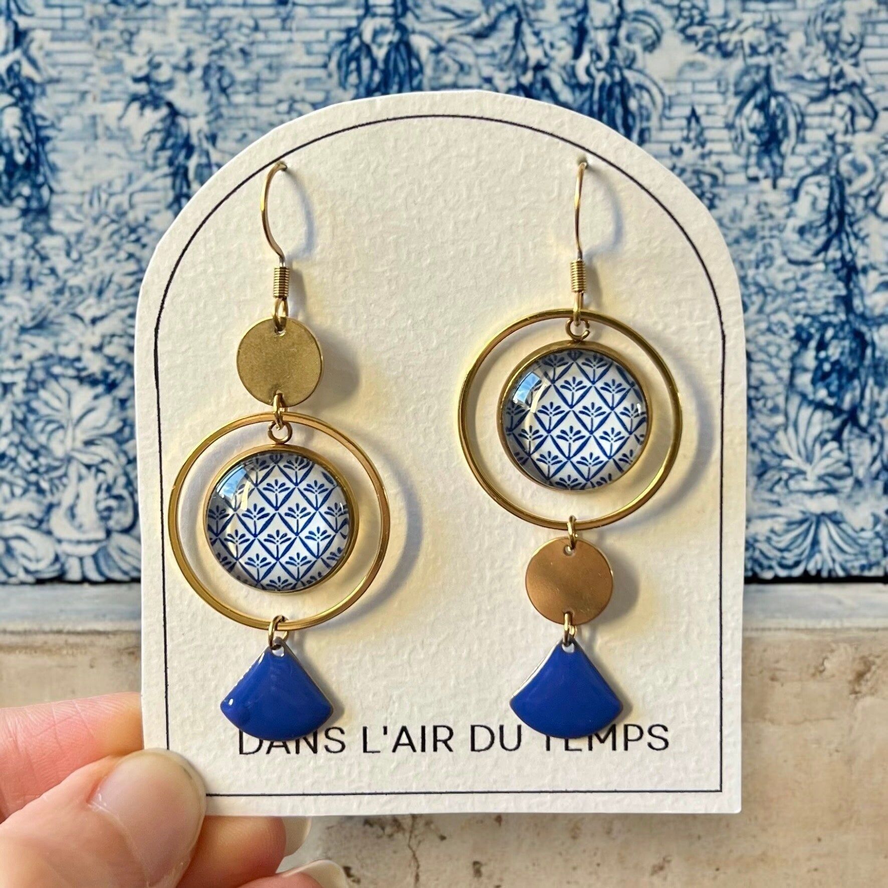 Boucles d'oreilles asymétriques motif bleu et blanc finition dorée ou argentée