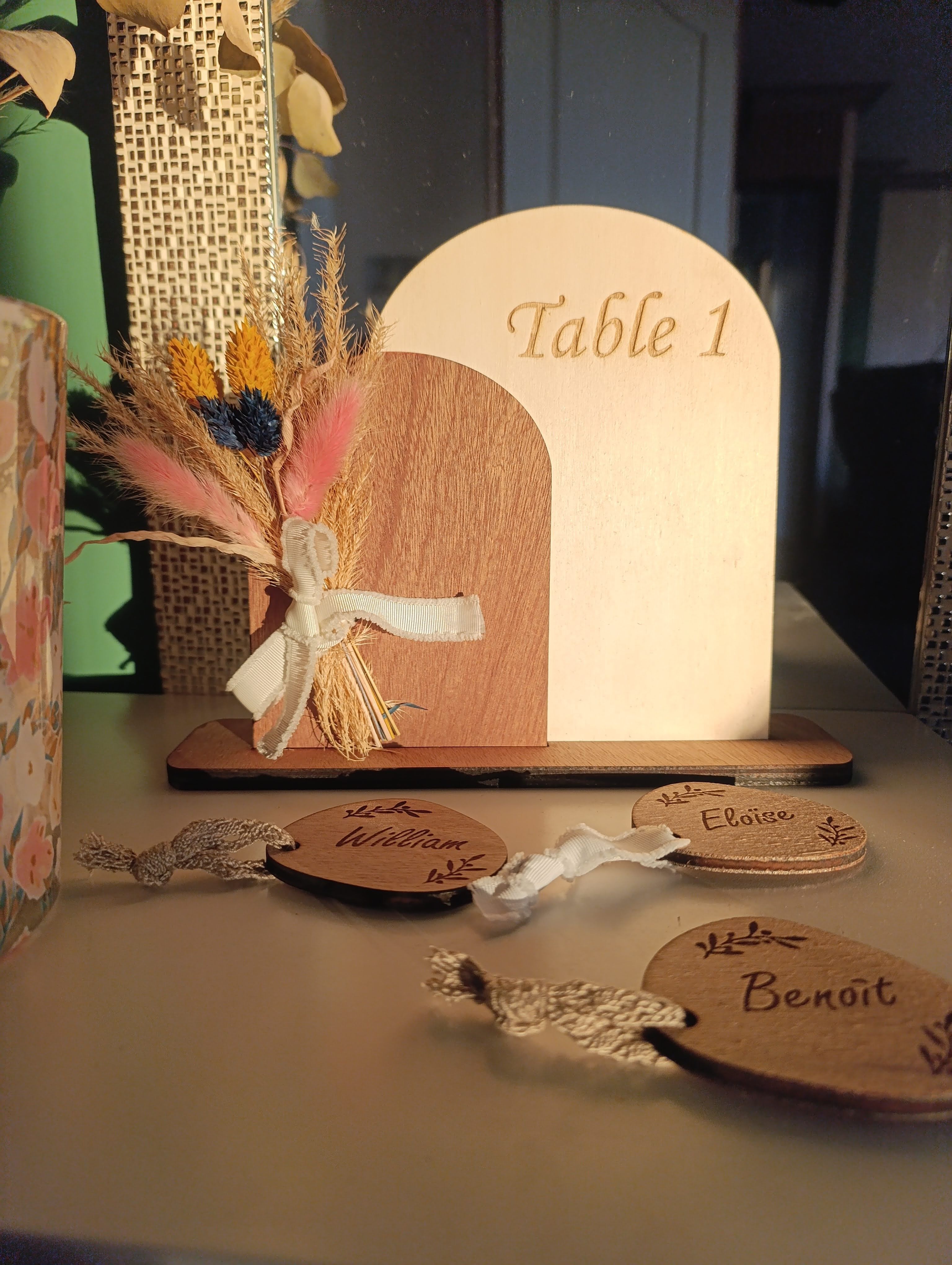 Nom de table et menu en bois avec fleurs séchées - 20 cm