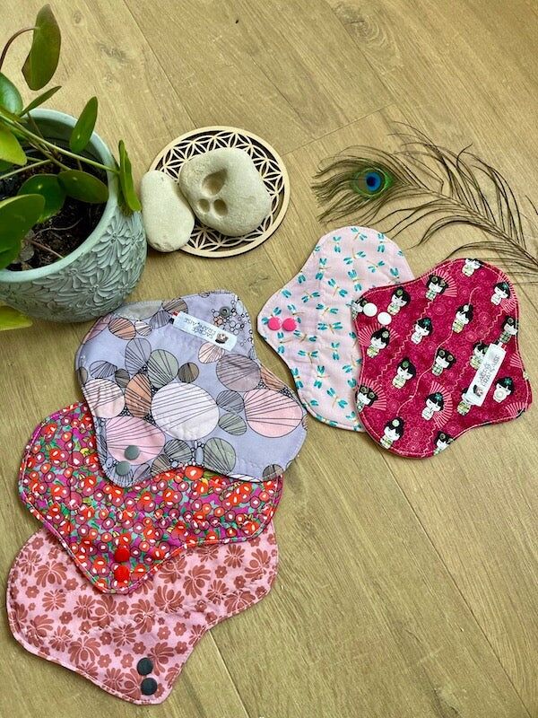 Damenhygieneset – 3 mittlere Mengen + 2 Slipeinlagen