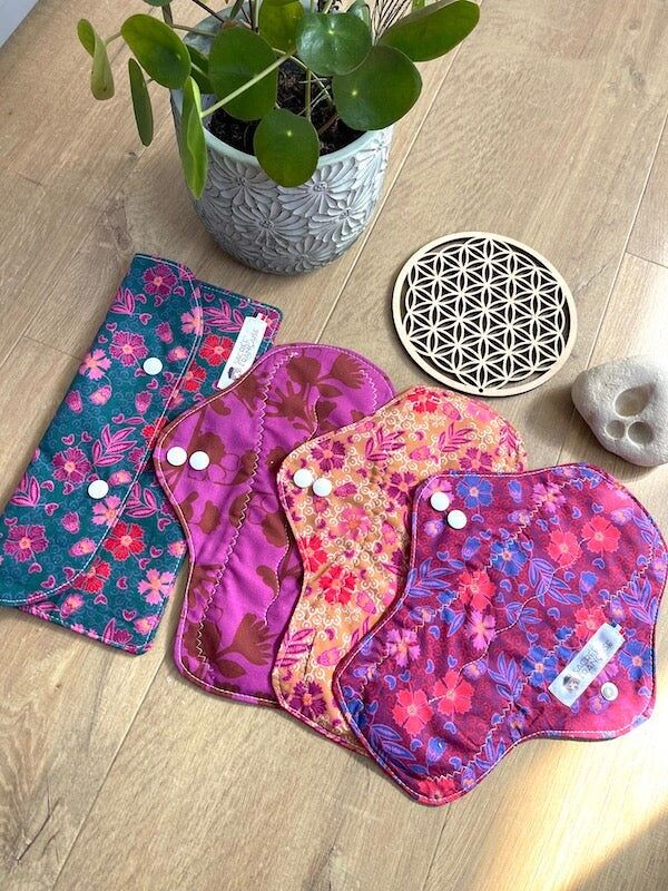 Los mit 3 reichlich vorhandenen Trinkflaschen plus einer wasserdichten Tragetasche der Größe L