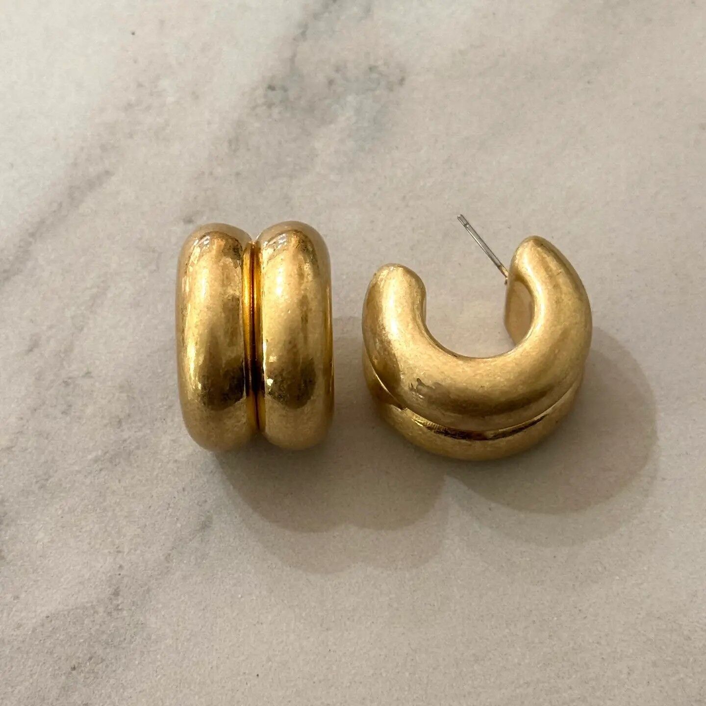 Orecchini a cerchio rustici in oro spessi