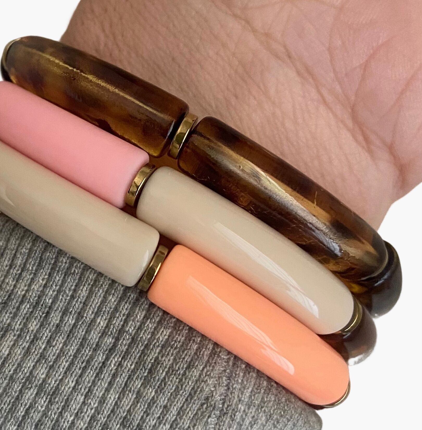 Bracciale bangle elastico in resina acetata con perline di 0,6 cm di diametro