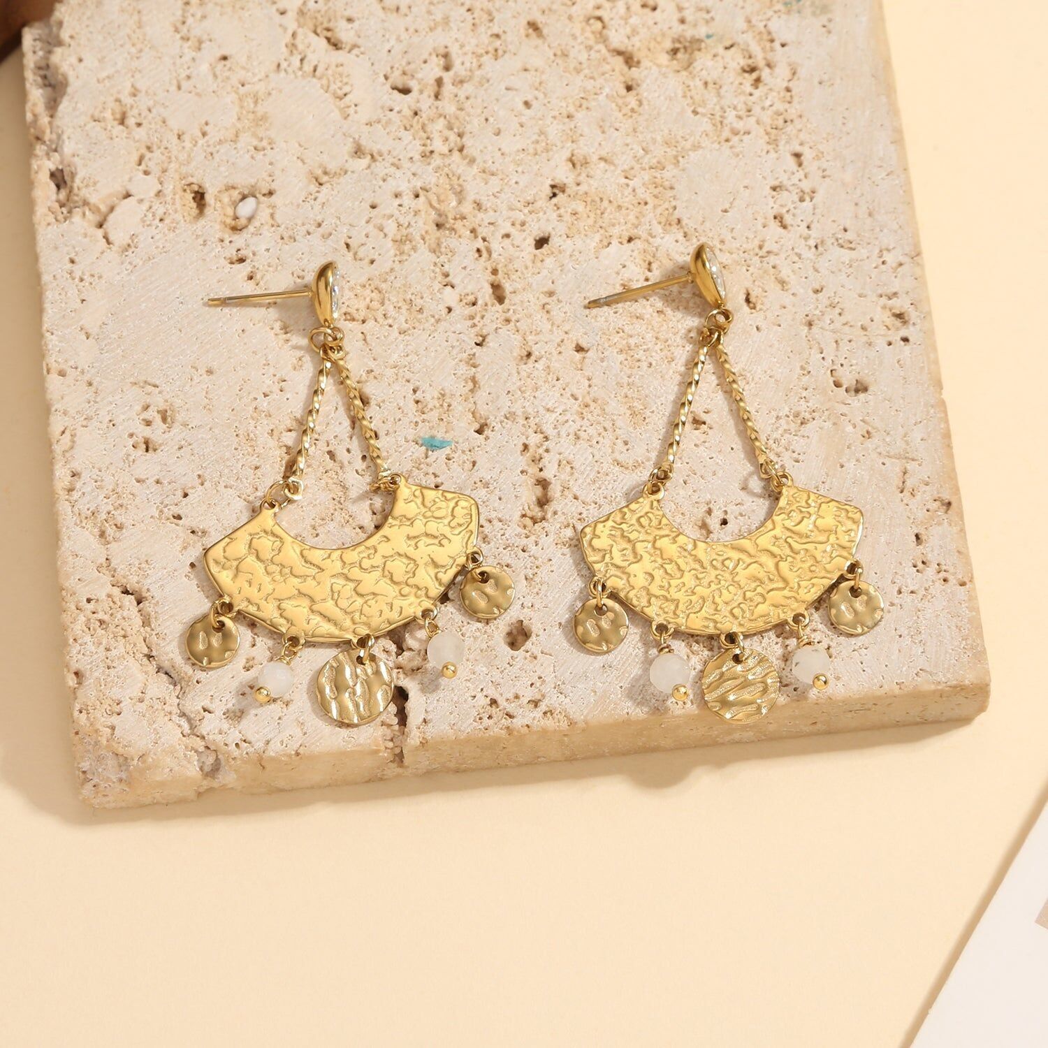 Gehämmerte Fächerohrringe aus Gold mit weißen Kristallen