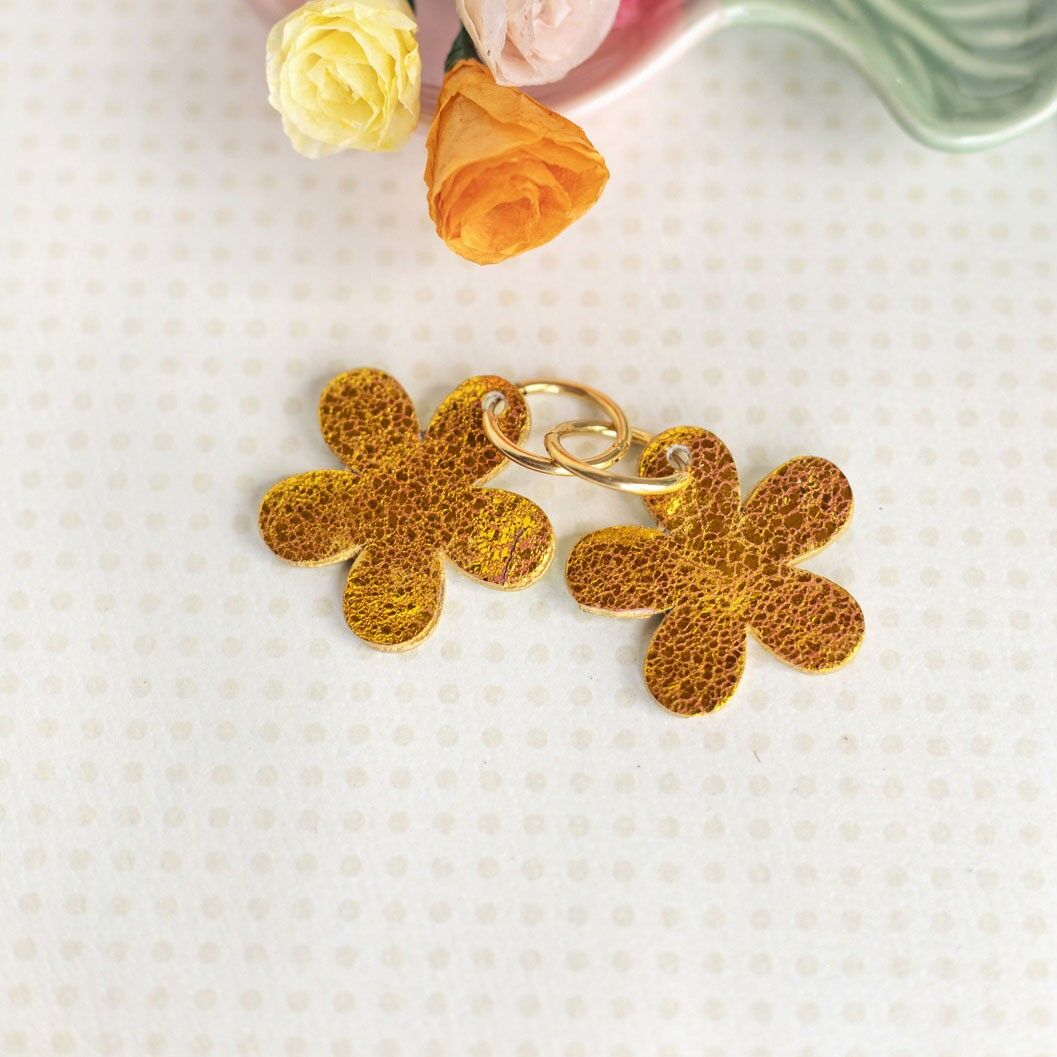 Orecchini a cerchio con fiori in pelle metallizzata giallo-arancio