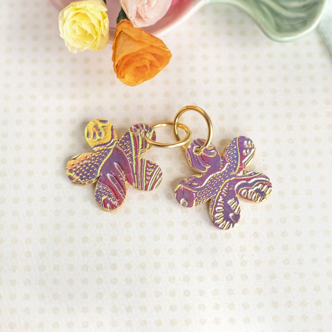 Orecchini a cerchio con fiori in pelle giallo-rosa olografici