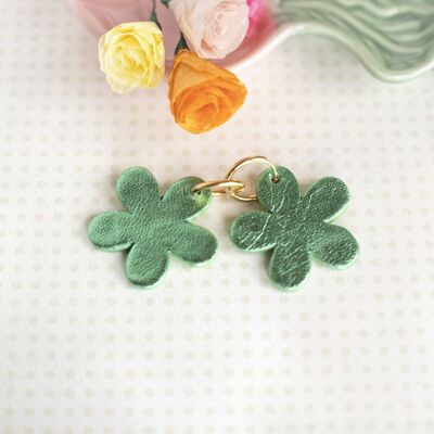 Orecchini a cerchio con fiori in pelle verde metallizzata