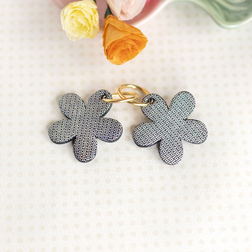 Boucles d'oreilles créoles fleurs cuir argenté holographique