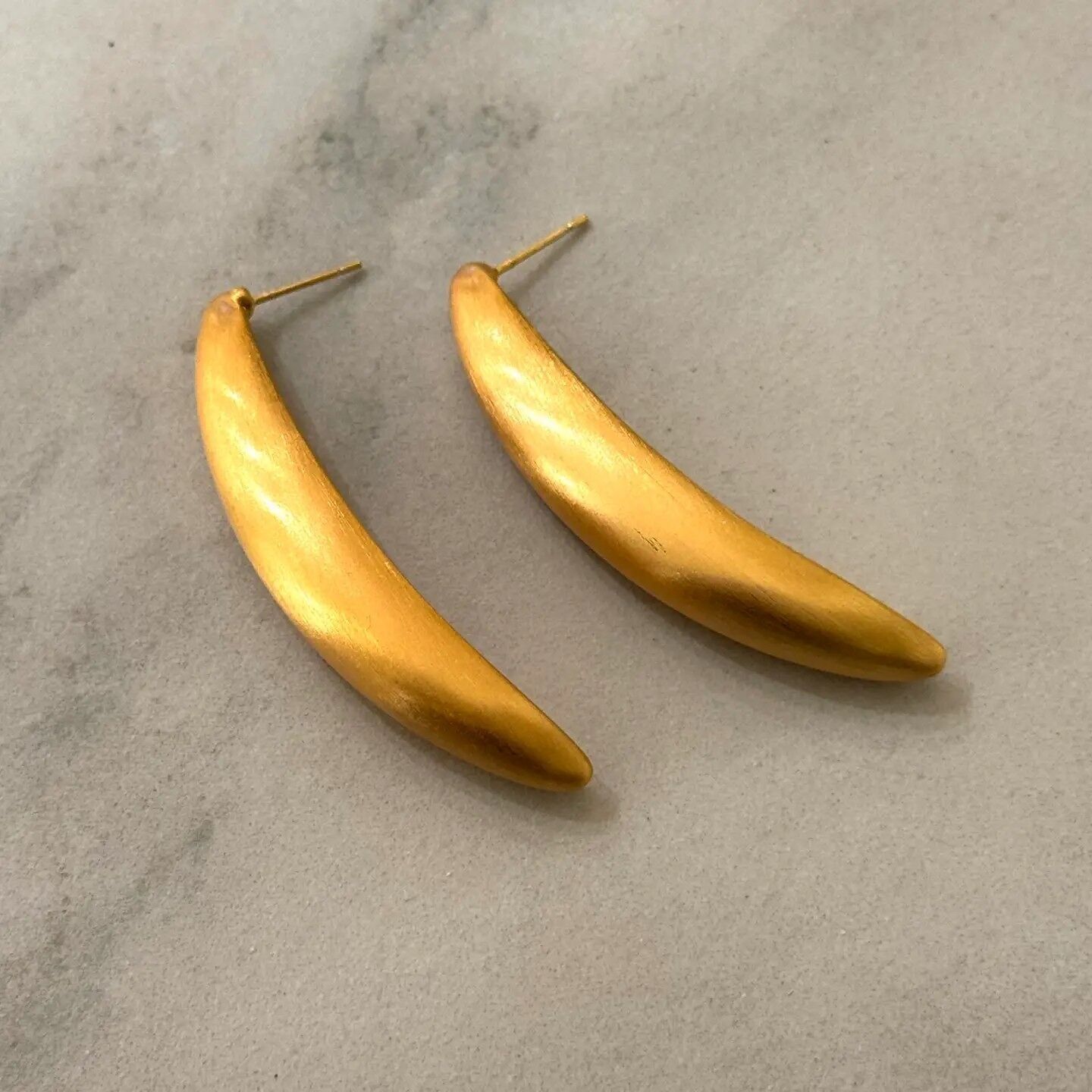 Orecchini Boomerang in oro opaco