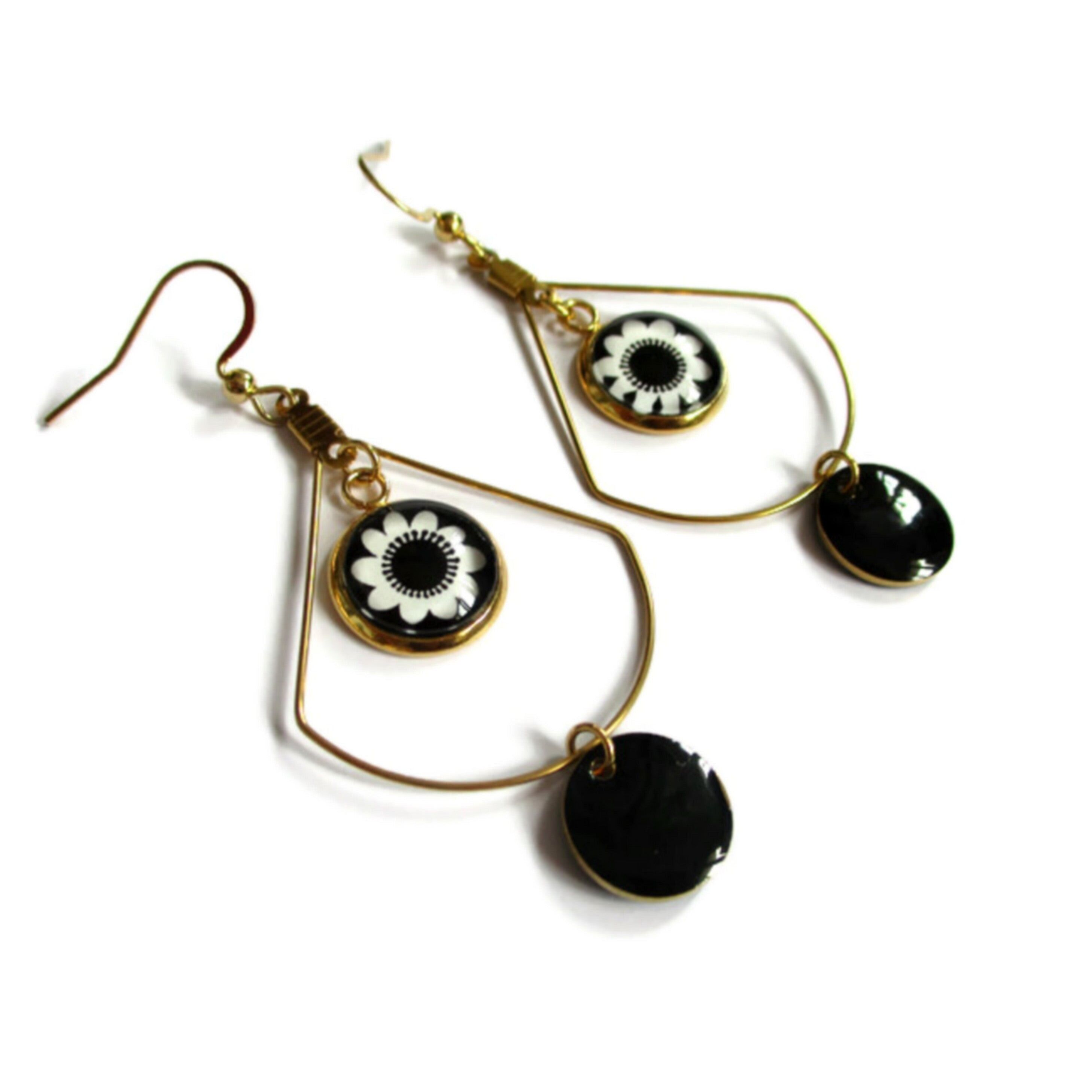 Boucles d'oreilles triangles fleurs noires et blanches émail noire, finition dorée ou argentée