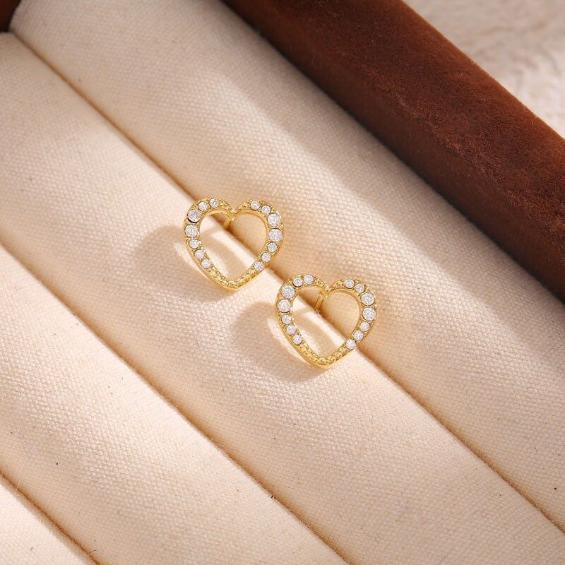 Goldfarbene Ohrstecker mit durchbrochenem Strass-Herz