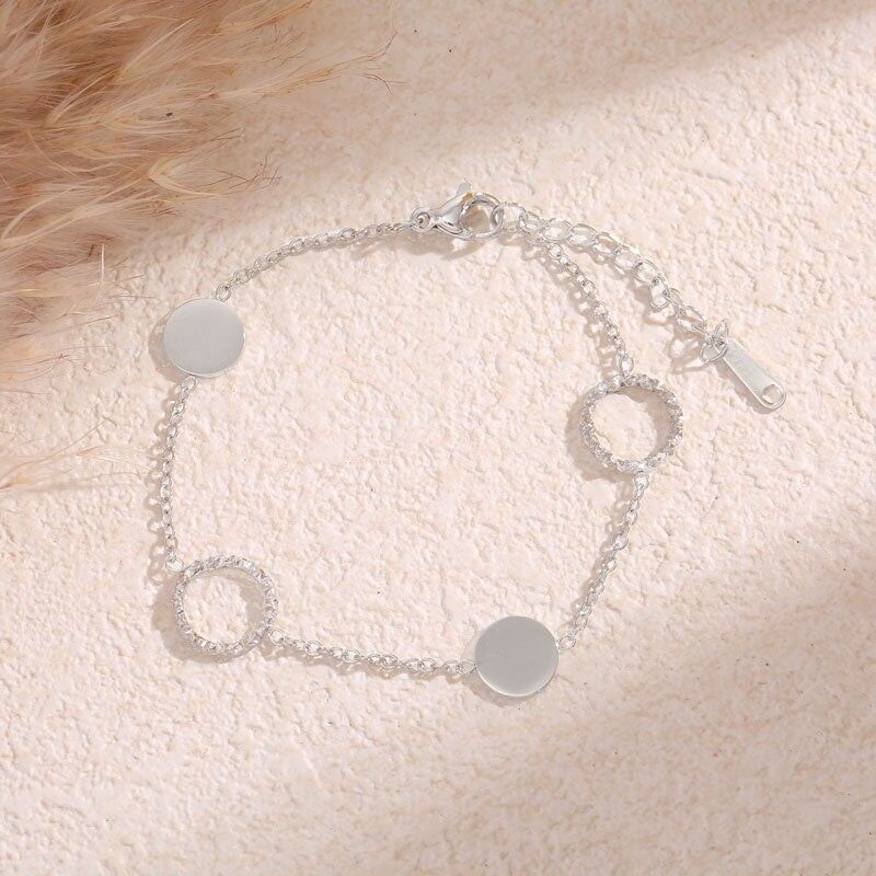 Feines Silberkettenarmband mit Kreis, Scheibe und Kontrast